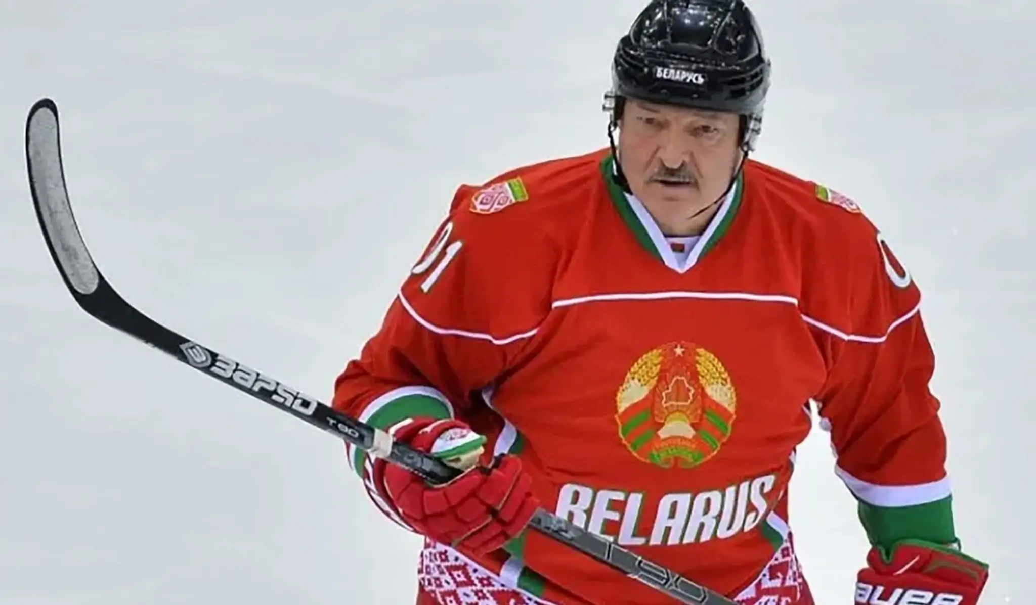 Alexandr Lukašenko si zahral hokej.