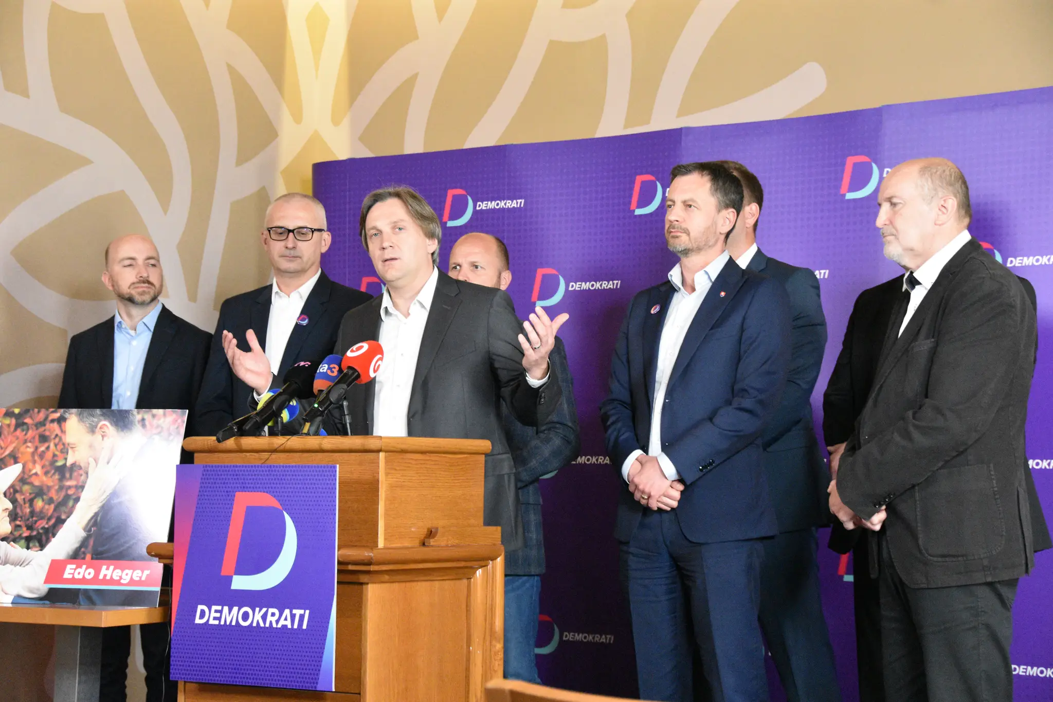 Strana Demokrati sa spája so vznikajúcou stranou Dobrý deň Slovensko. Demokratov posilnia zakladateľ strany Ján Šubák i ďalšie osobnosti strany Jozef Sýkora, Martin Javorček a Karol Achimský. Snímka zachytáva tlačovú konferenciu, na ktorej to spoločne ozn