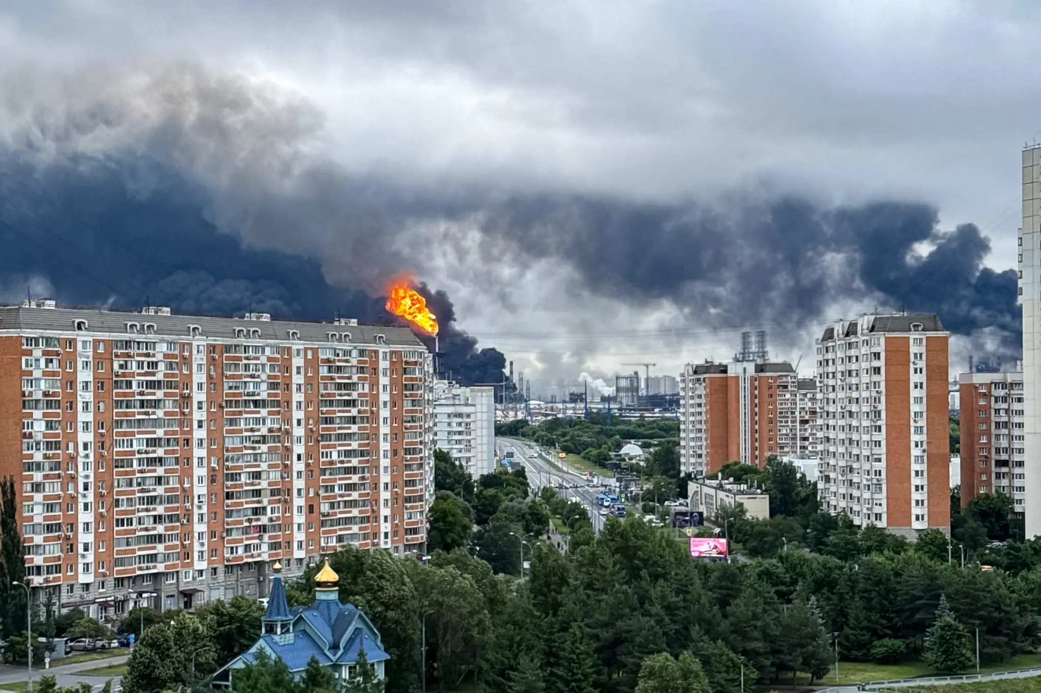 Z areálu moskovskej ropnej rafinérie ruského ropného koncernu Gazprom Neft na juhovýchodnom okraji Moskvy stúpa čierny dym.