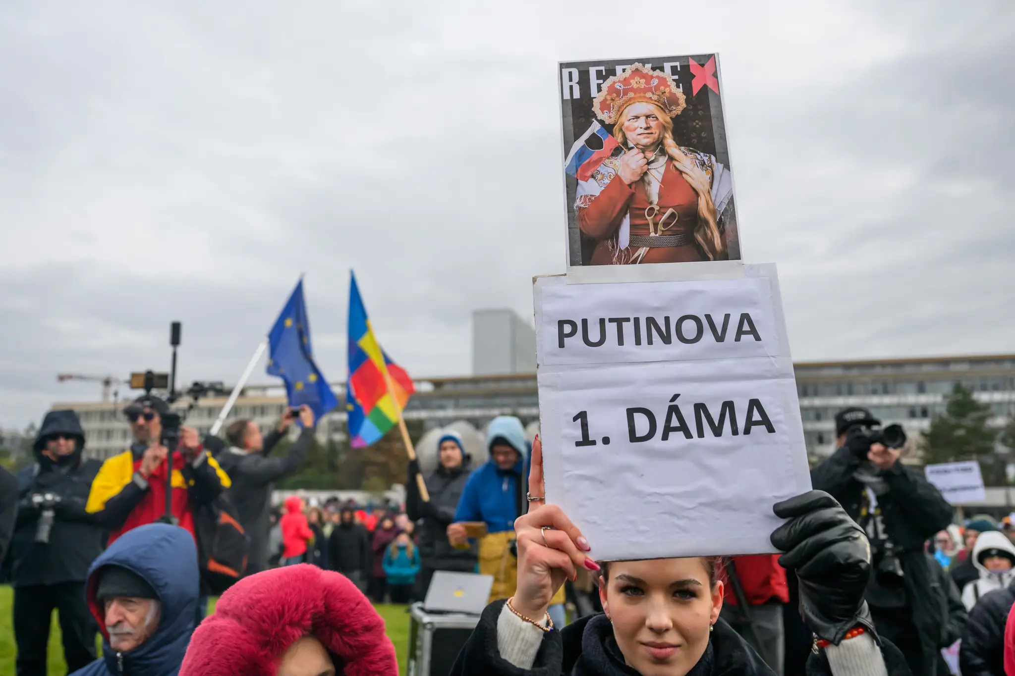 Protest proti nedeľnej (22. 12.) návšteve predsedu vlády SR Roberta Fica (Smer-SD) v Moskve na Námestí slobody v Bratislave v pondelok 23. decembra 2024.