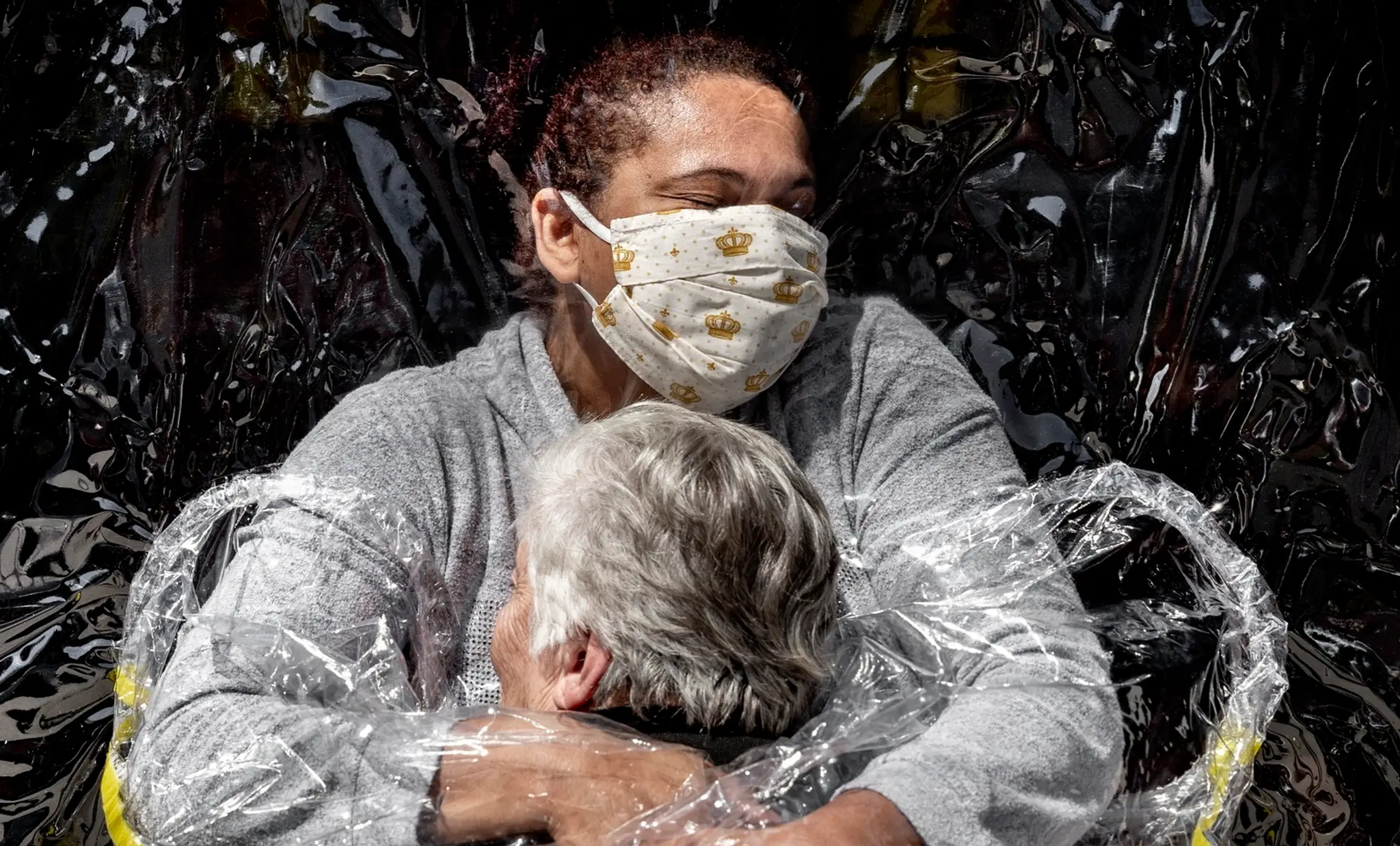 Fotografia s názvom Prvé objatie od dánskeho fotoreportéra Madsa Nissena vyhrala tohtoročnú prestížnu súťaž World Press Photo.