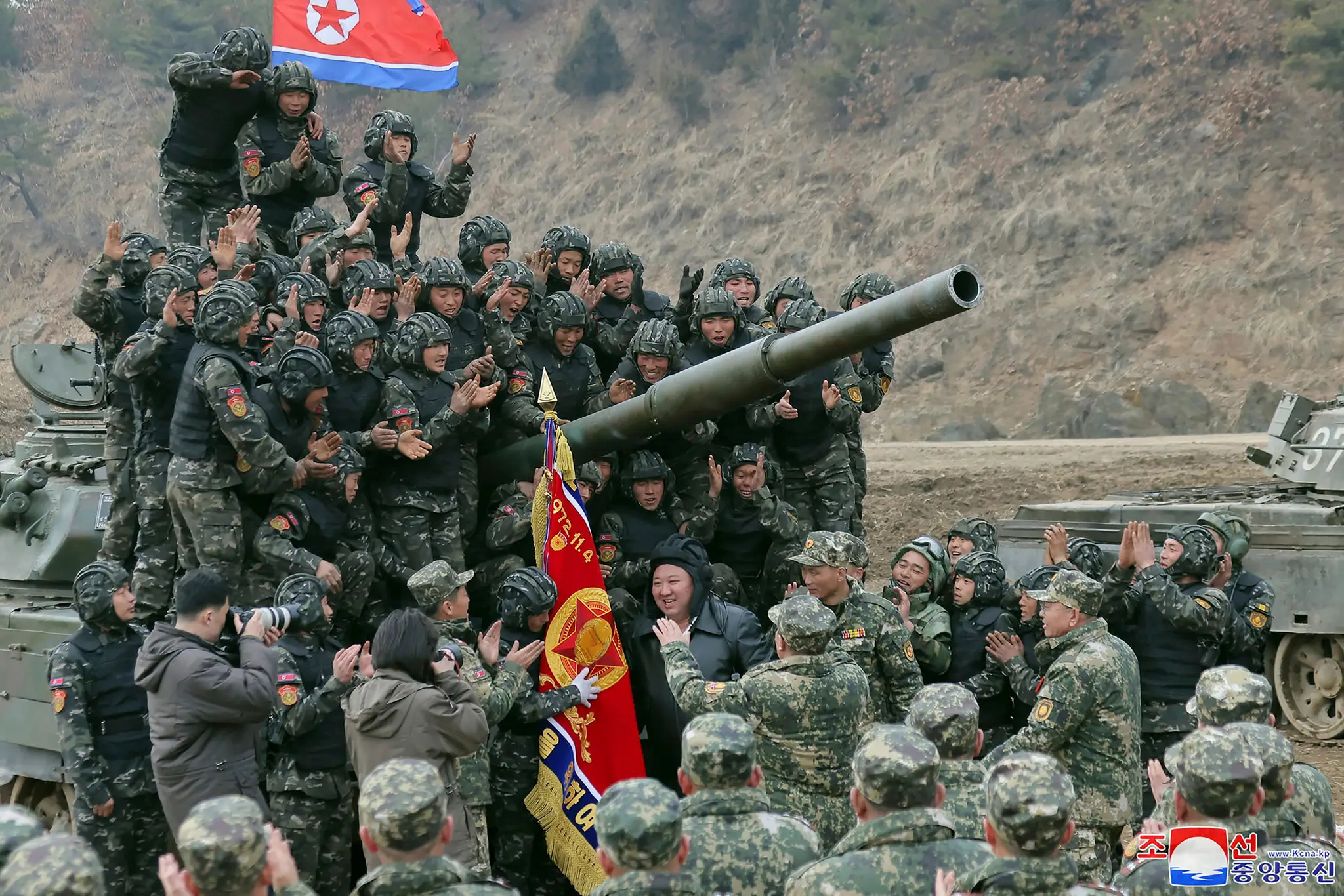 Kim Čong-un riadil počas výcviku najnovší tank.