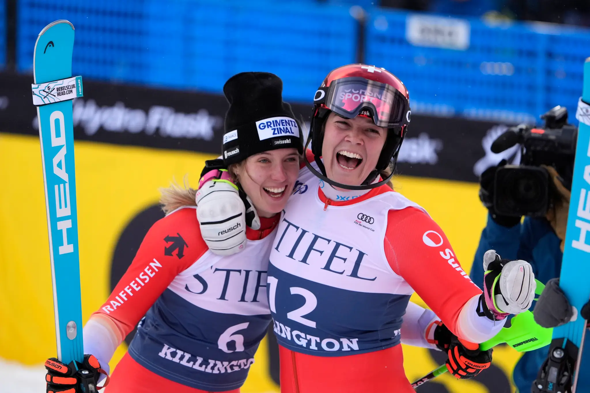 Švajčiarka Camille Rastová (vľavo) oslavuje s krajankou Melanie Meillardovou po triumfe v slalome Svetového pohára alpských lyžiarok v americkom Killingtone.