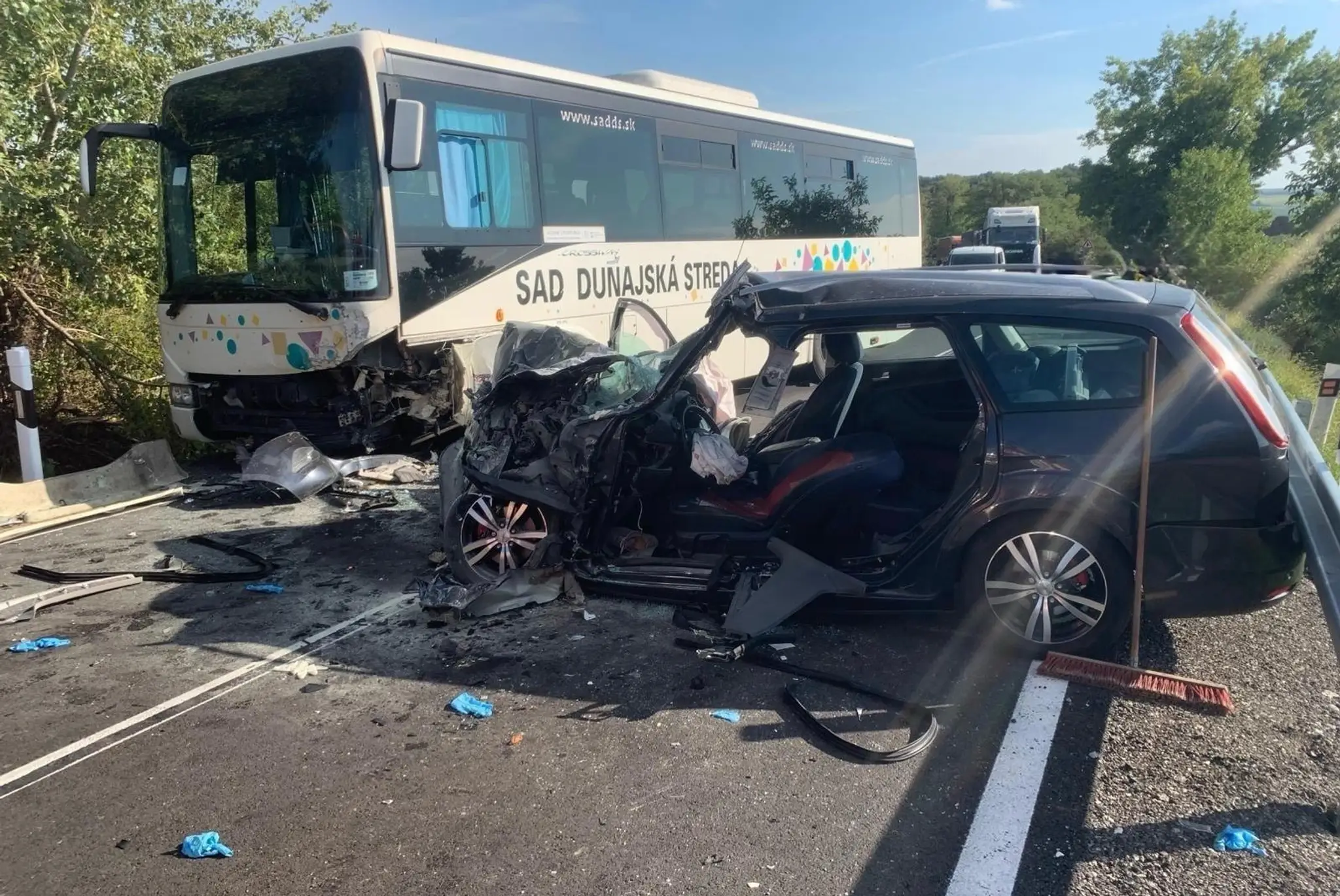 Vážna nehoda auta a autobusu