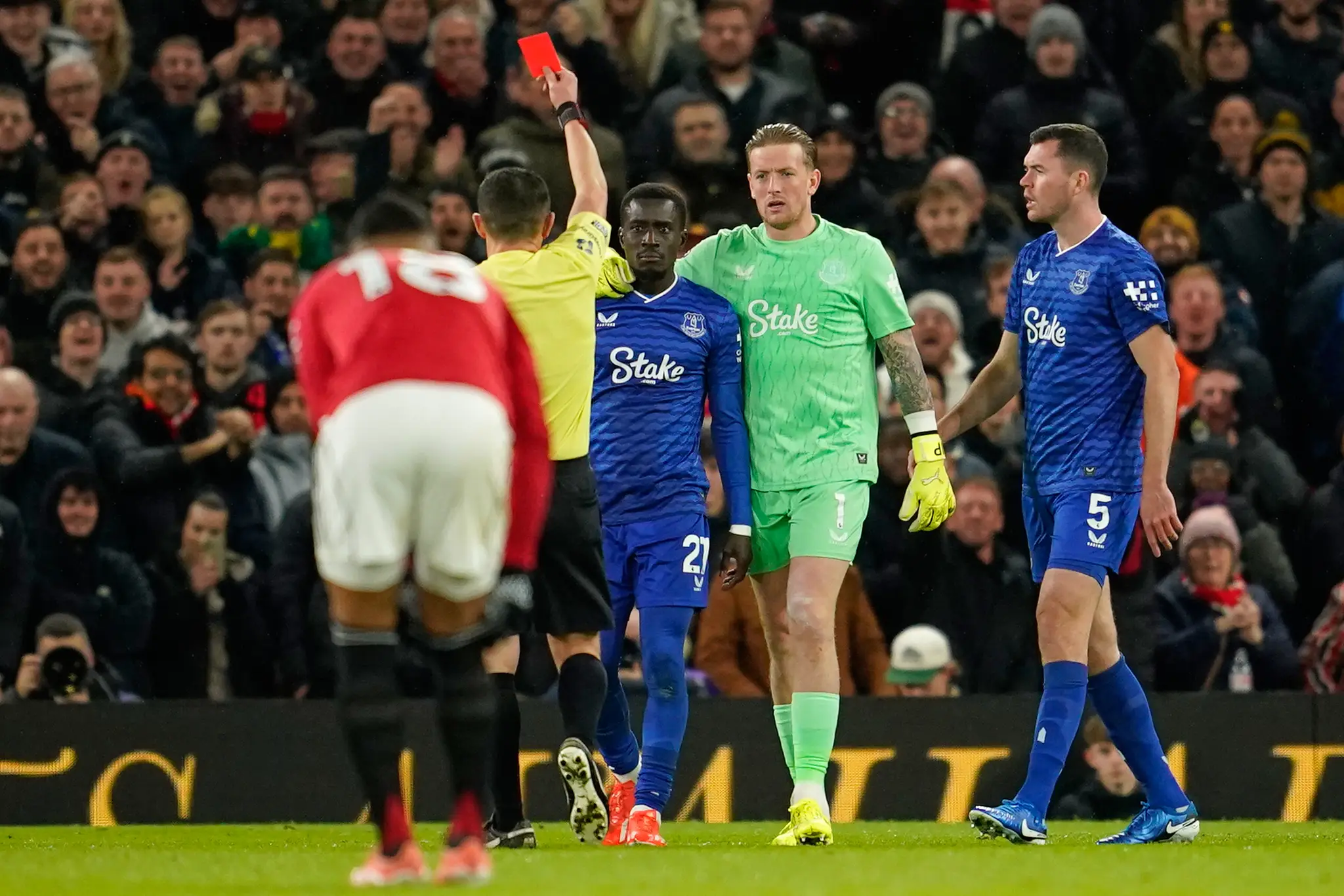 Hráč Evertonu Idrissa Gueye (uprostred) dostáva červenú kartu.