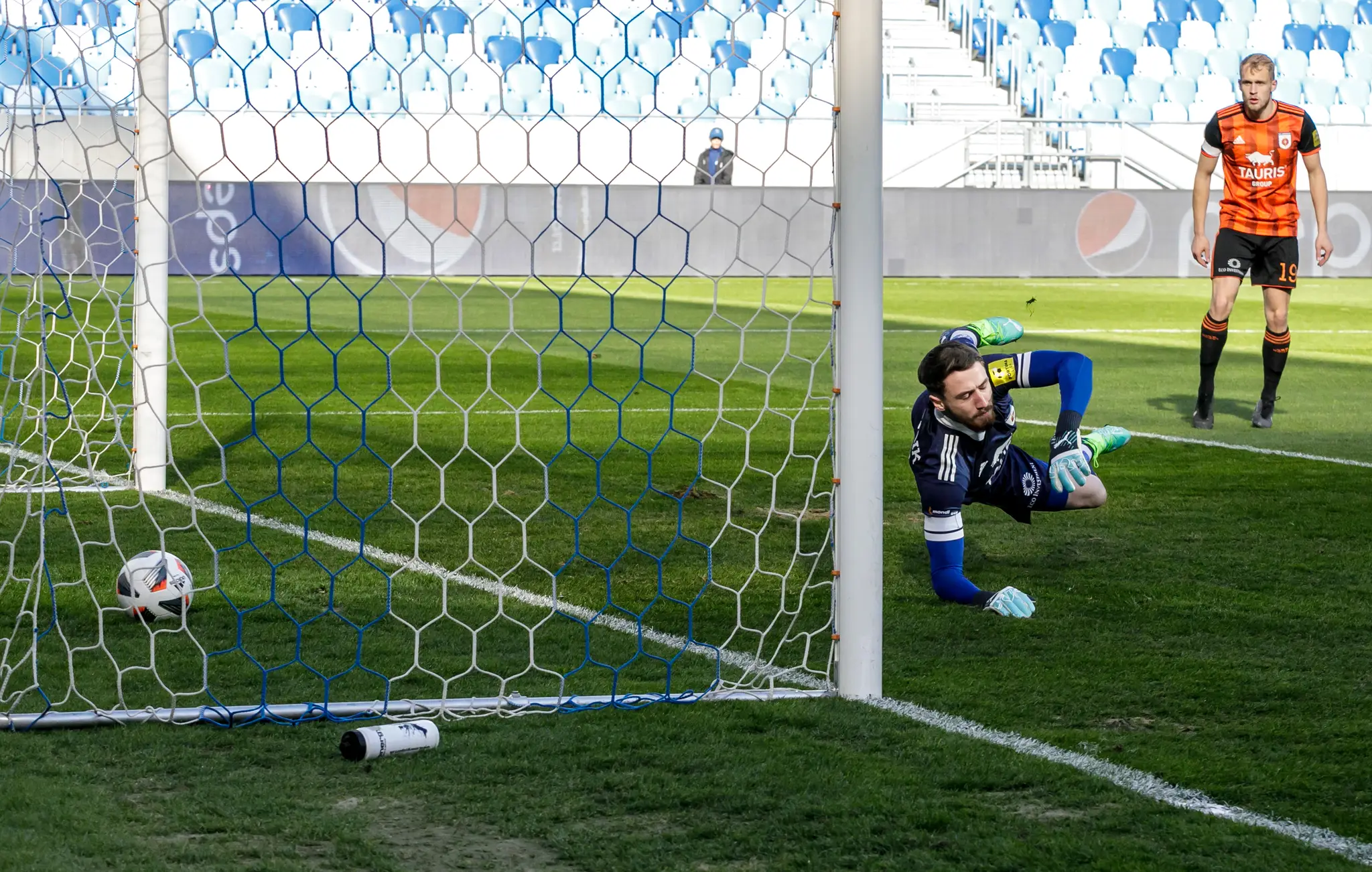 Na snímke brankár Ivan Krajčírik (Ružomberok)  inkasuje prvý gól počas zápasu 2. kola skupiny o titul vo Fortuna lige medzi ŠK Slovan Bratislava a MFK Ružomberok.