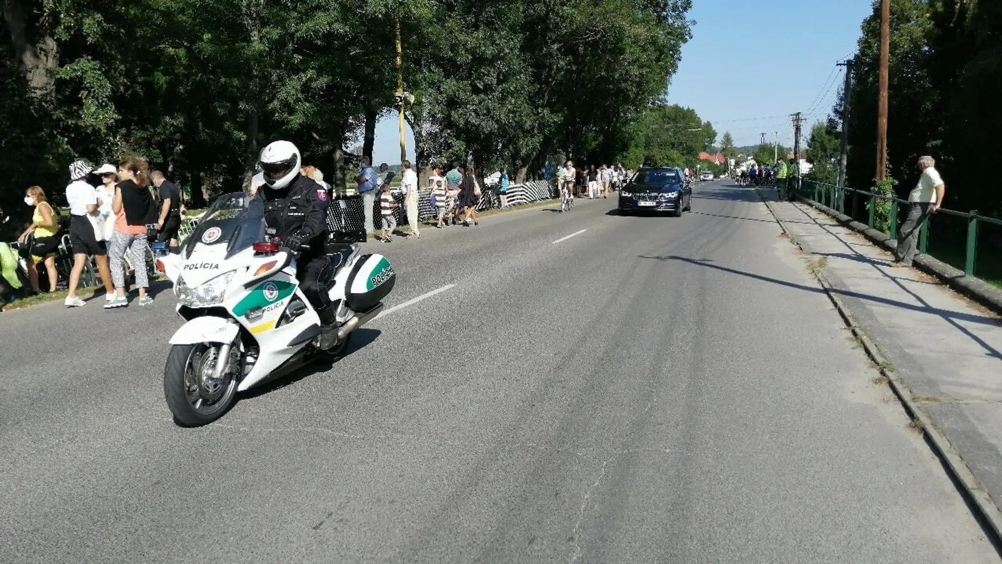 Zuzka Fečová sa venuje flyfitu a akrobatickému cvičeniu v kruhu