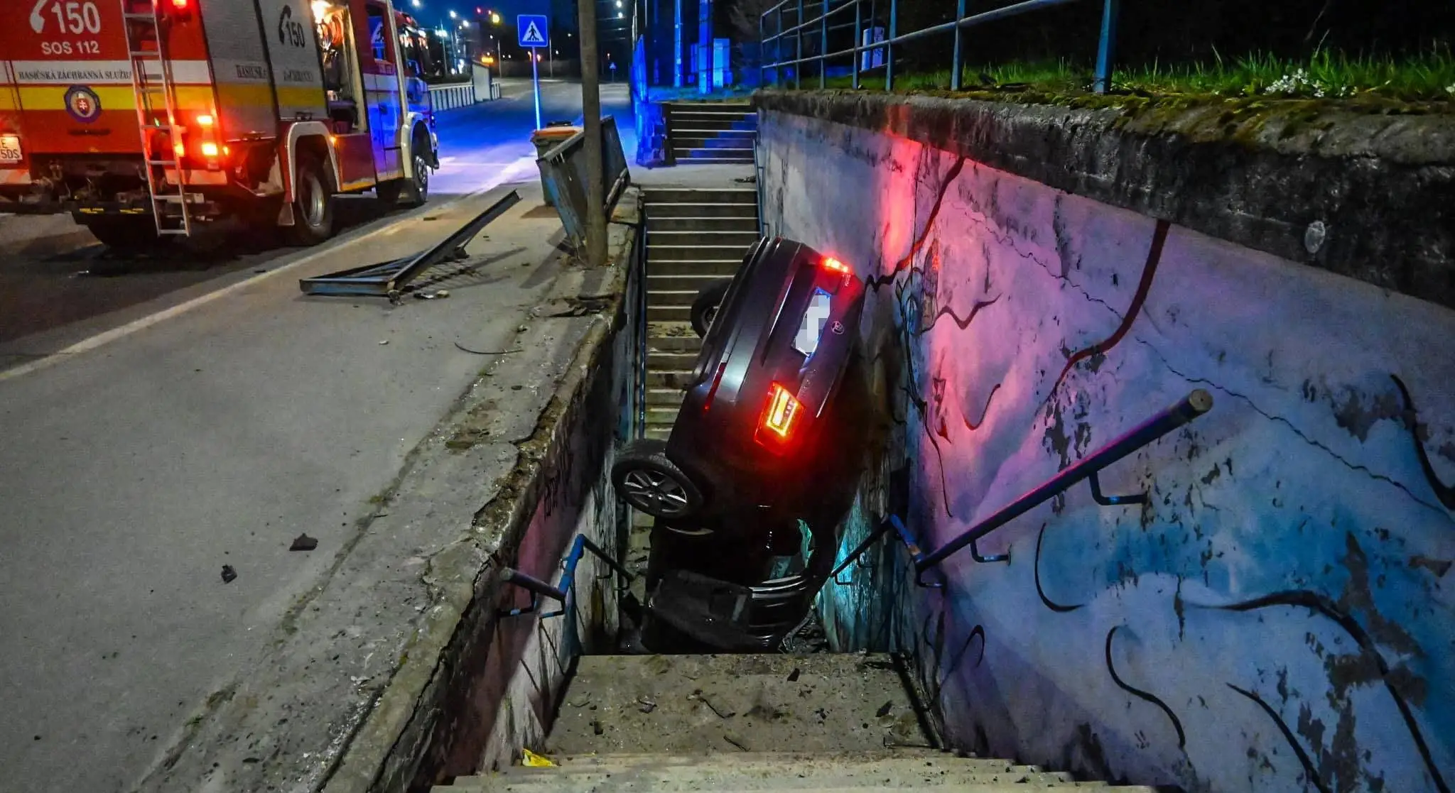 Auto skončilo v podchode pre chodcov.
