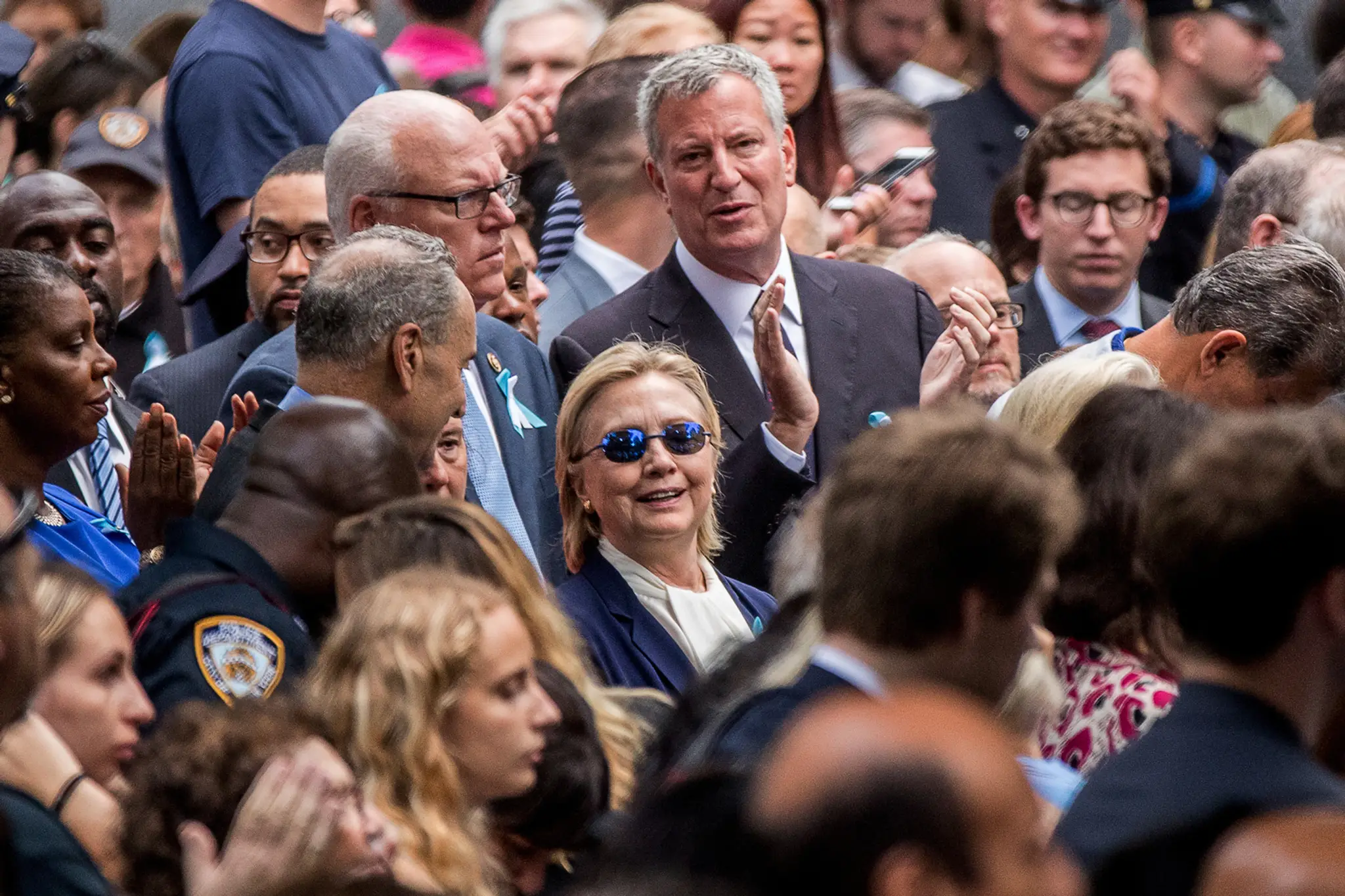 Na snímke v stred Hillary Clintonová počas spomienkového ceremoniálu pri príležitosti výročia teroristických útokov na WTC.