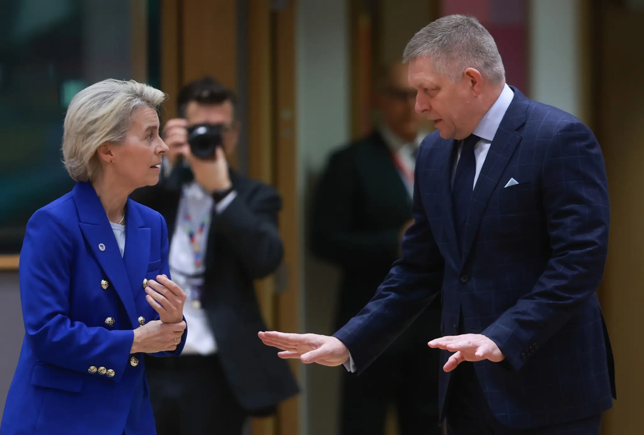Predsedníčka Európskej komisie Ursula von der Leyenová (vľavo) a slovenský premiér Robert Fico (vpravo) počas samitu EÚ v Bruseli.