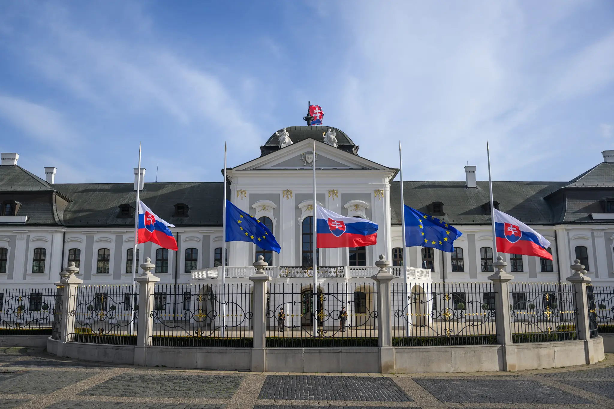 Spustenie štátnych vlajok Slovenska na pol žrde po úmrtí pápeža Franiška