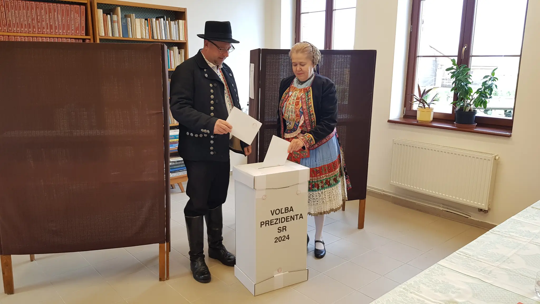 Viola Molnarová a Zoltán Erdelyi z folklórneho súboru v Martovciach hlasujú tradične v kroji v 1. kole volieb prezidenta.