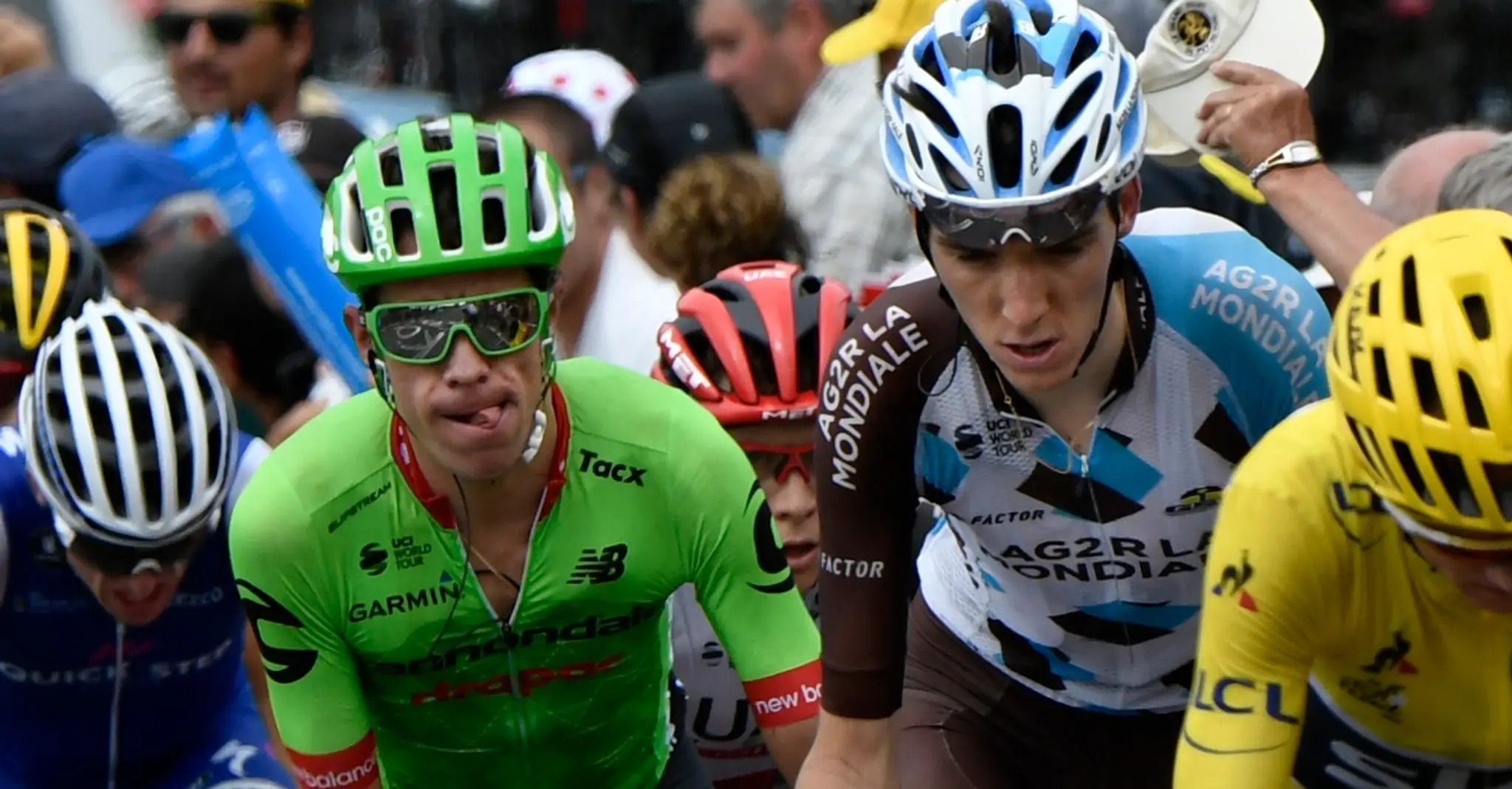 Prvý zľava Rigoberto Urán (v zelenom) a vedľa neho Romain Bardet počas 12. etapy Tdf 2017.
