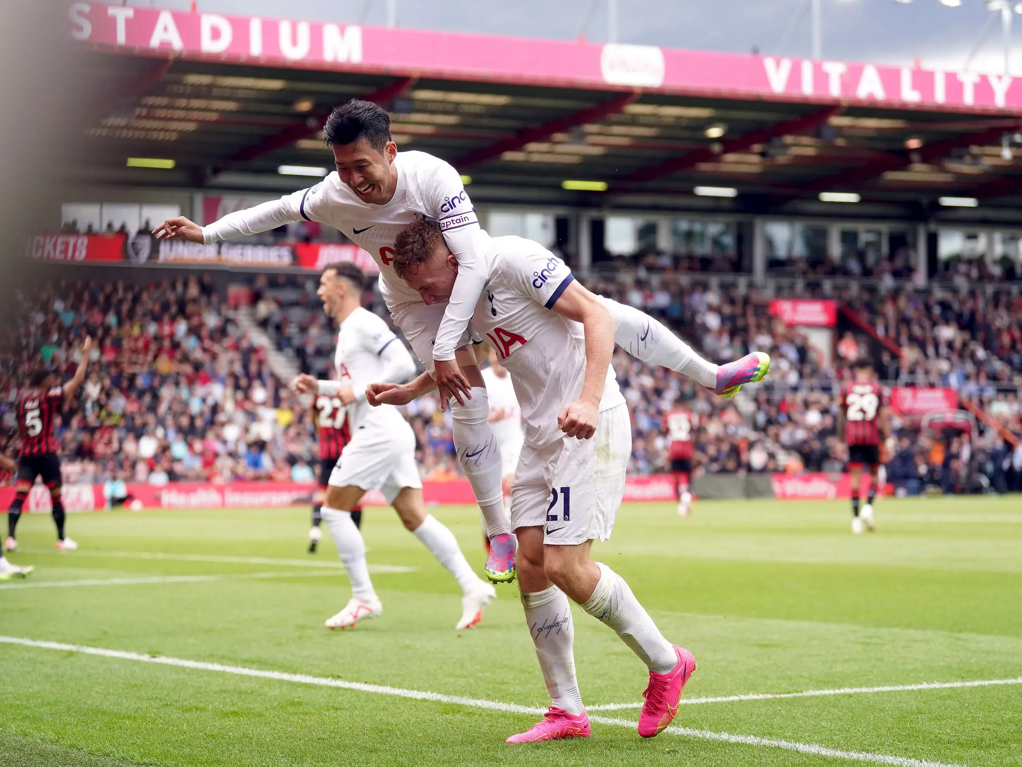 Dejan Kuluševski z Tottenhamu Hotspur sa teší so spoluhráčom po strelení gólu