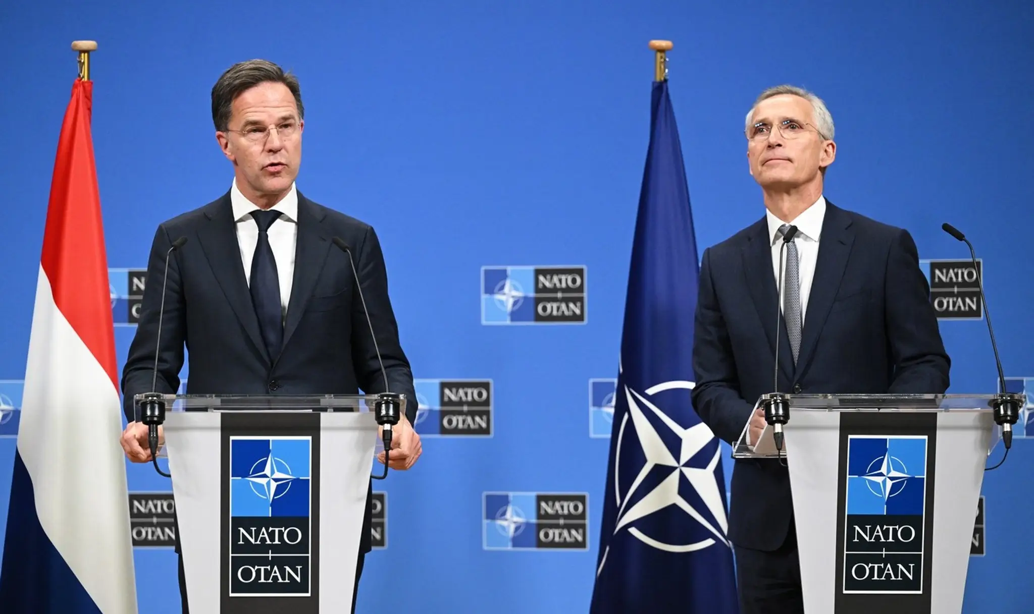 Odchádzajúci holandský premiér Mark Rutte a generálny tajomník NATO Jens Stoltenberg.