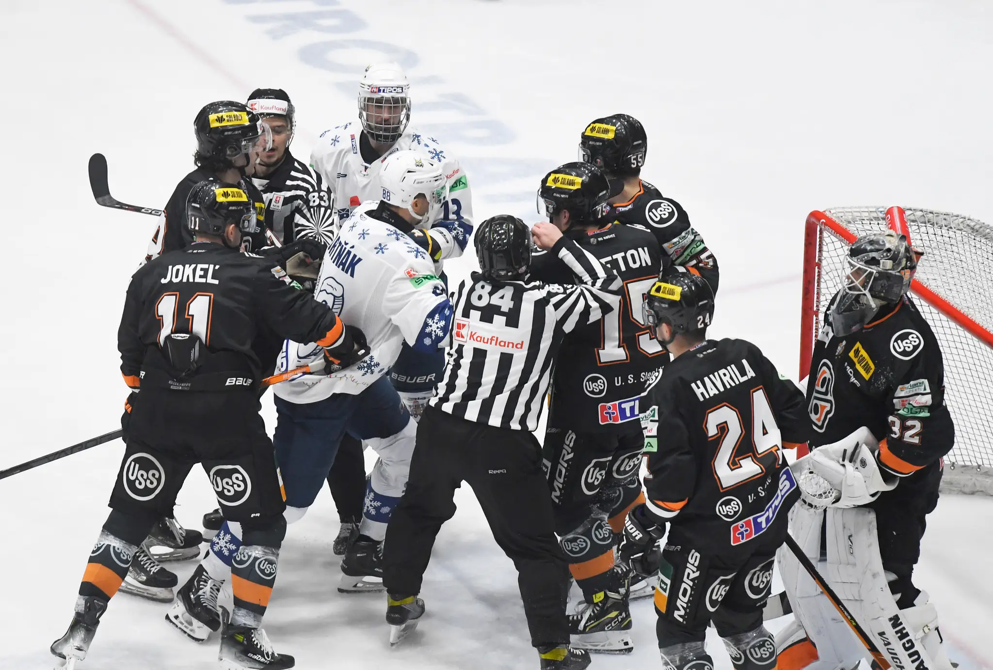 Šarvátka pred bránou Košíc v zápase 29. kola hokejovej Tipos extraligy HK Spišská Nová Ves – HC Košice
