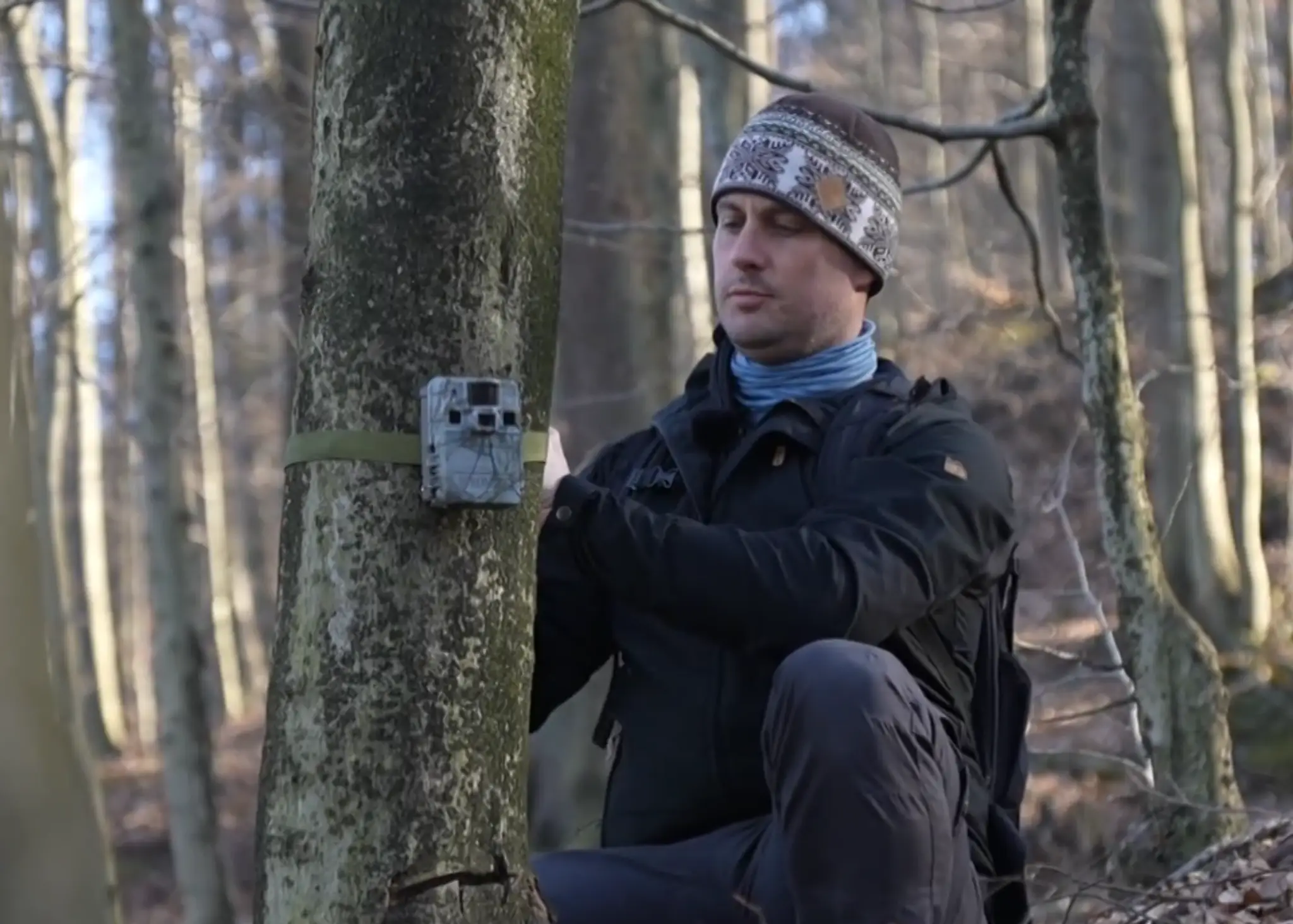 Ján Krempa inštaluje v lese fotopascu.