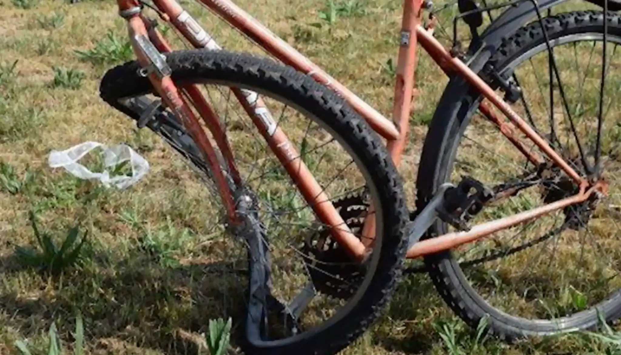 Mužov zdemolovaný bicykel.