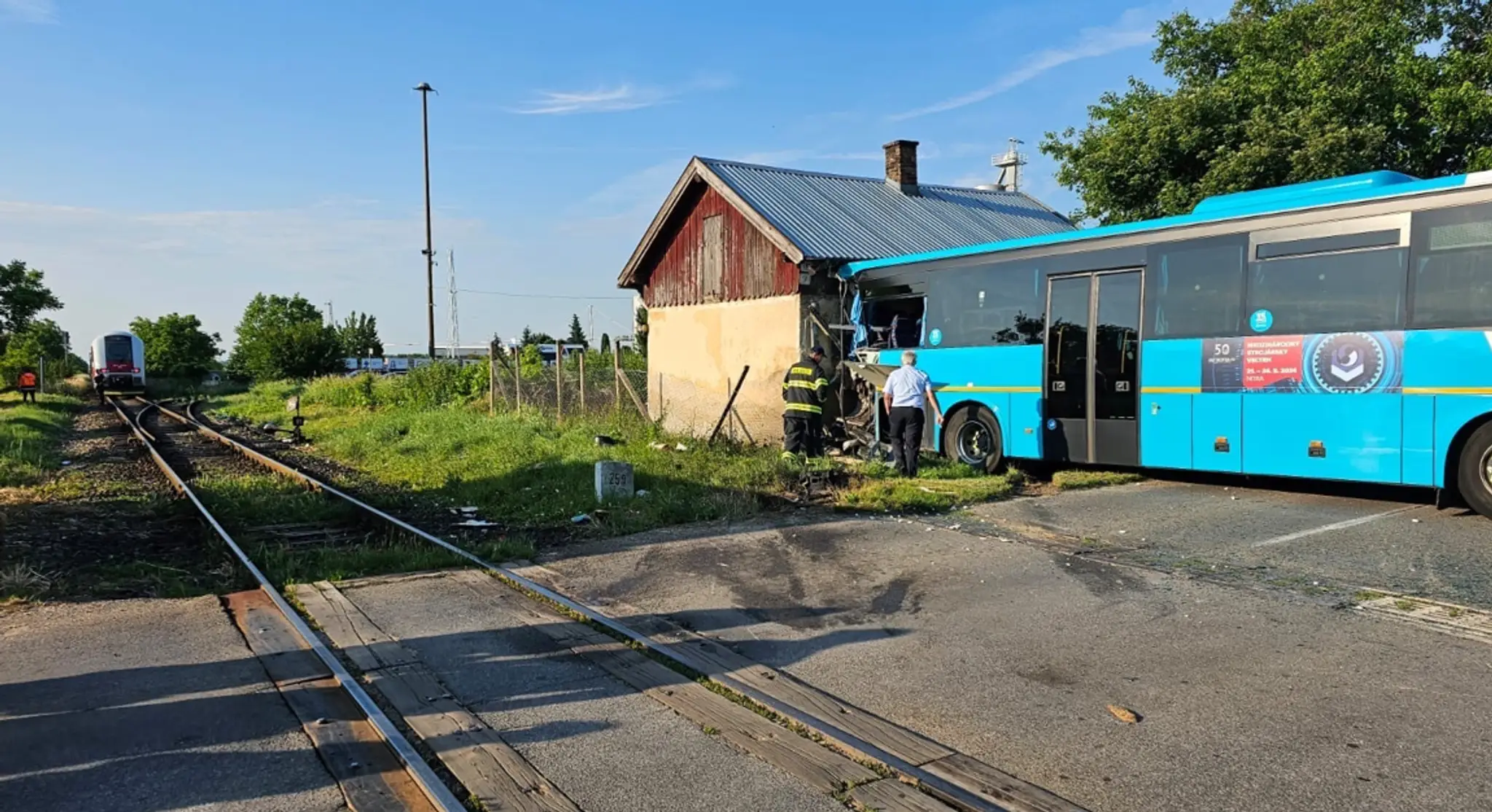 Nehoda vlaku a autobusu v Ivanke pri Nitre.