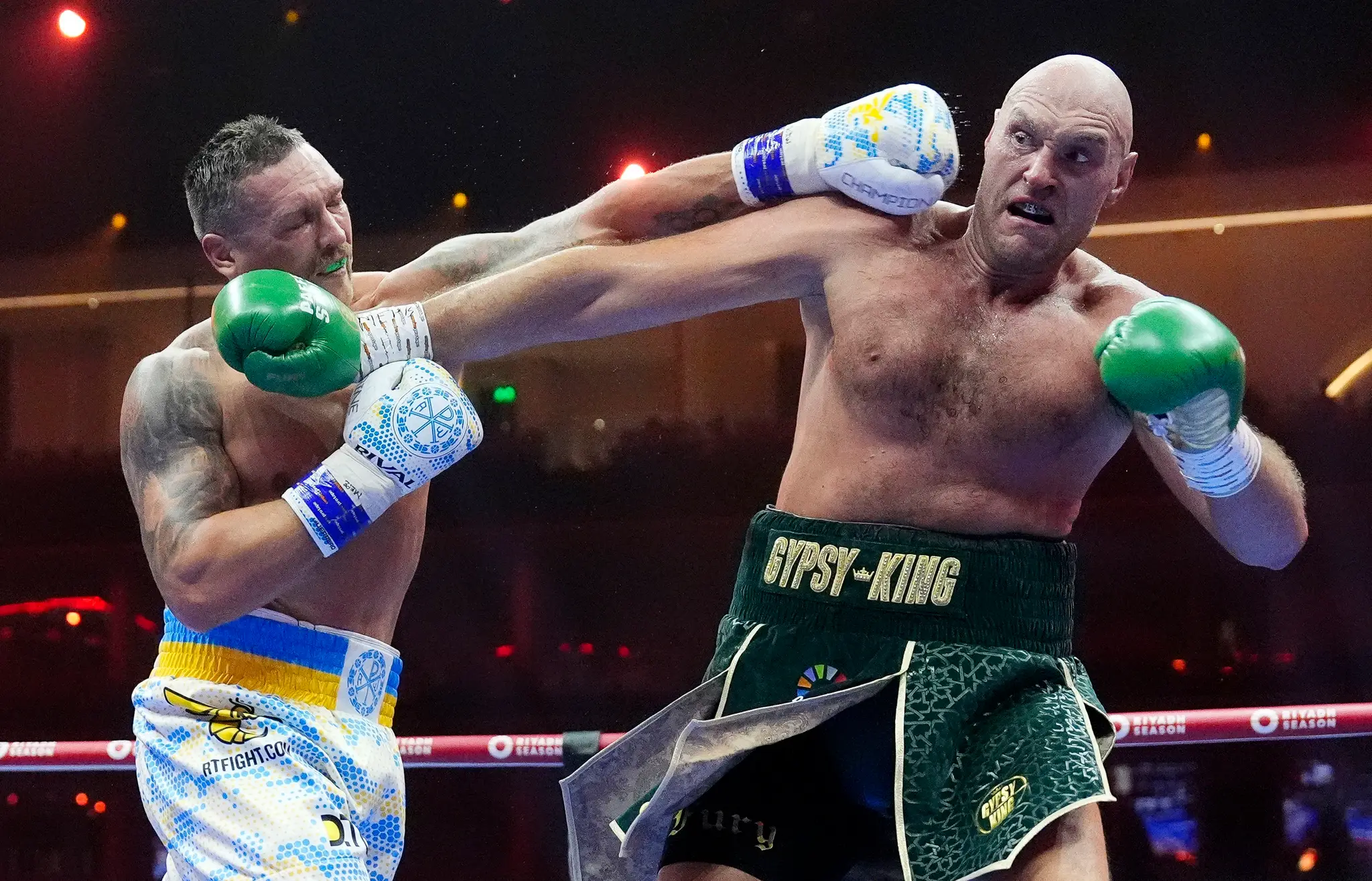 Ukrajinský boxer Oleksandr Usyk (vľavo) a britský boxer Tyson Fury bojujú v očakávanom súboji o šampióna ťažkej váhy.