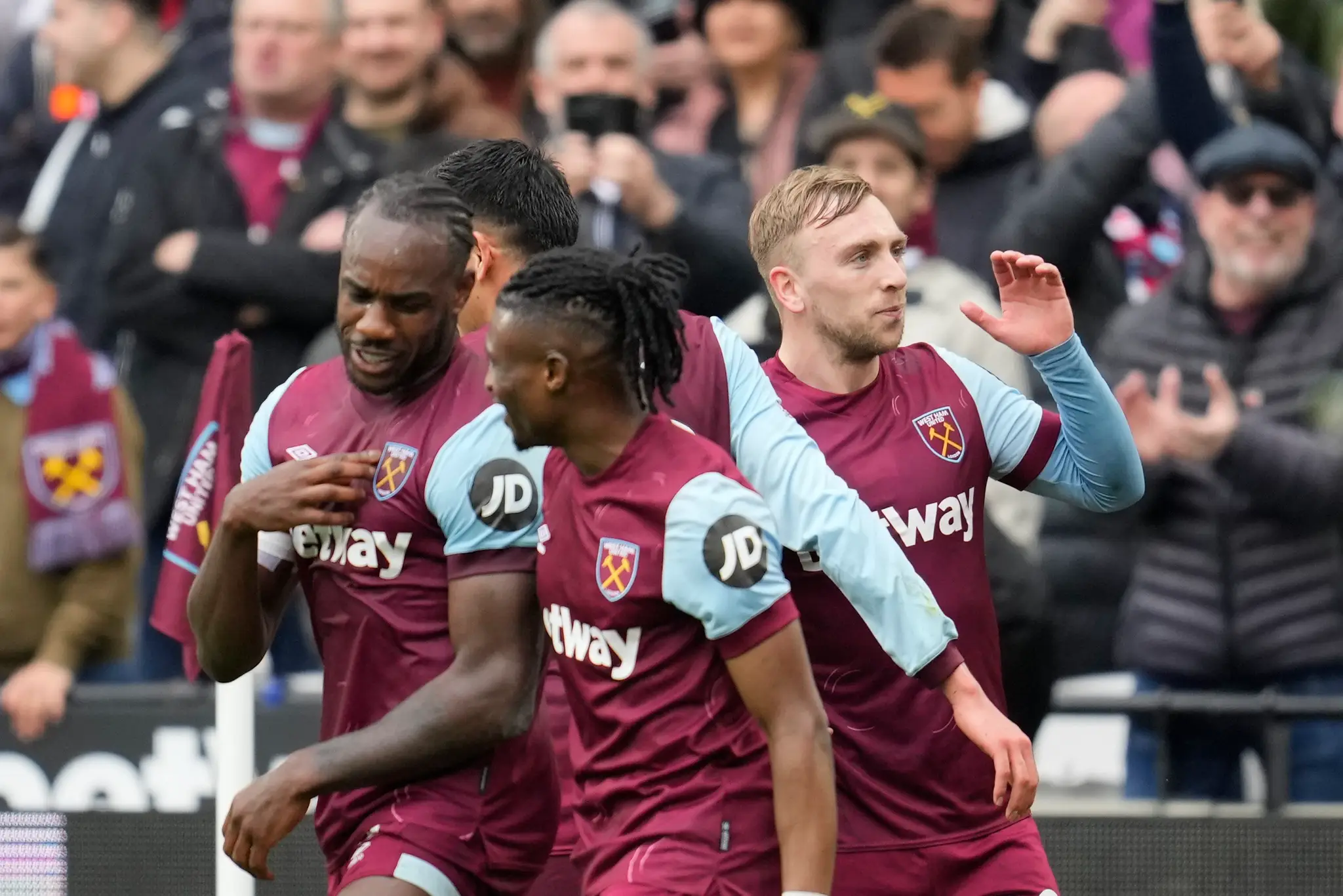 Hráči West Hamu oslavujú gól proti Liverpoolu.