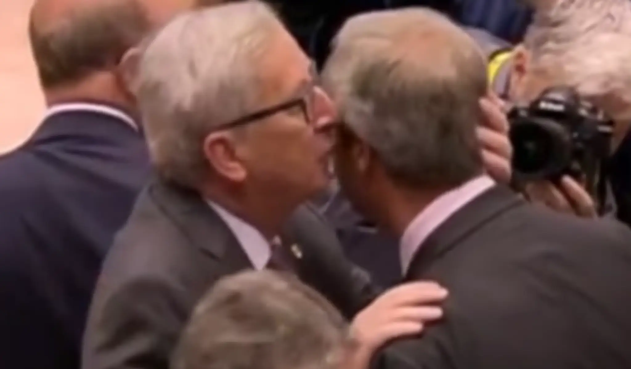 Juncker sa s Farageom nakoniec priateľsky rozlúčil