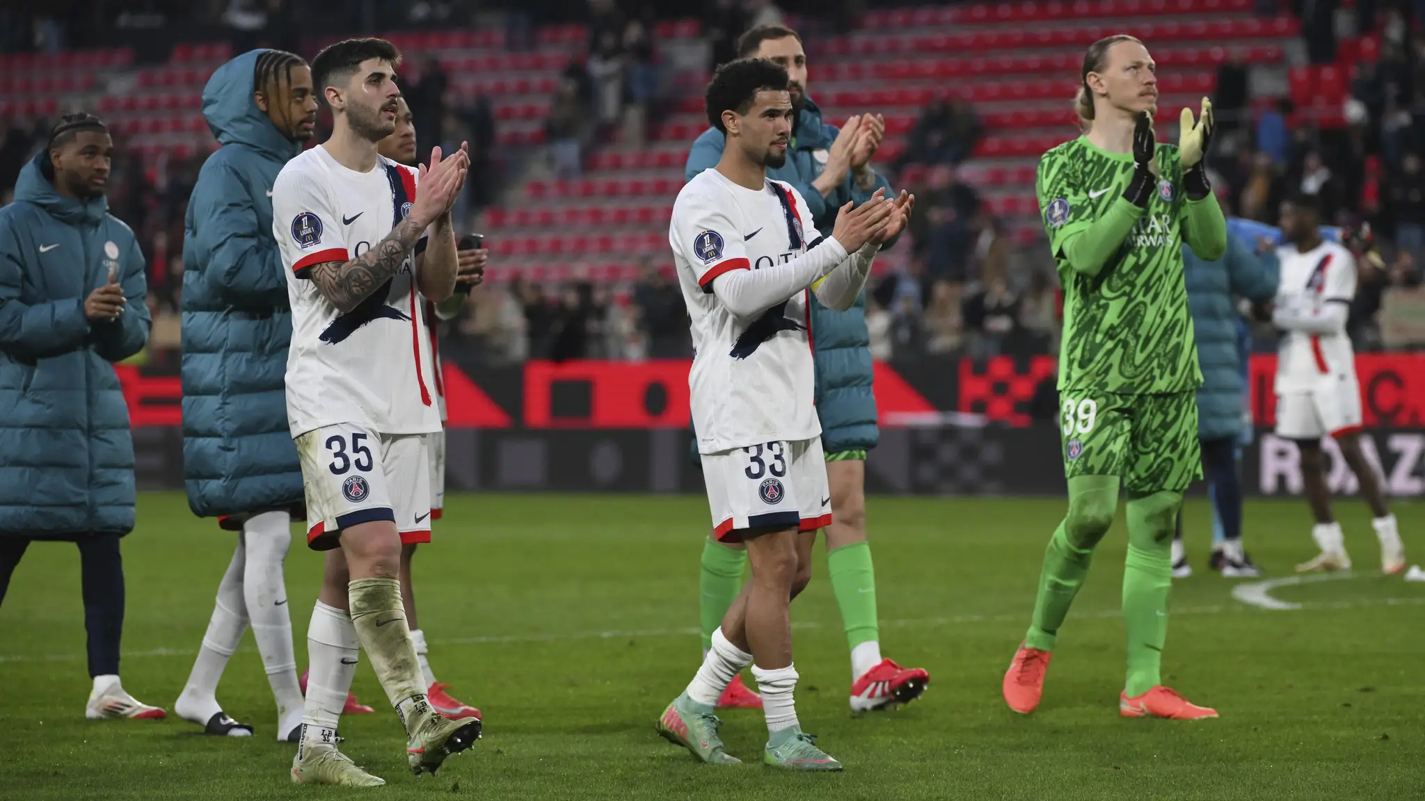 Futbalisti Paríža St. Germain ďakujú divákom po zápase