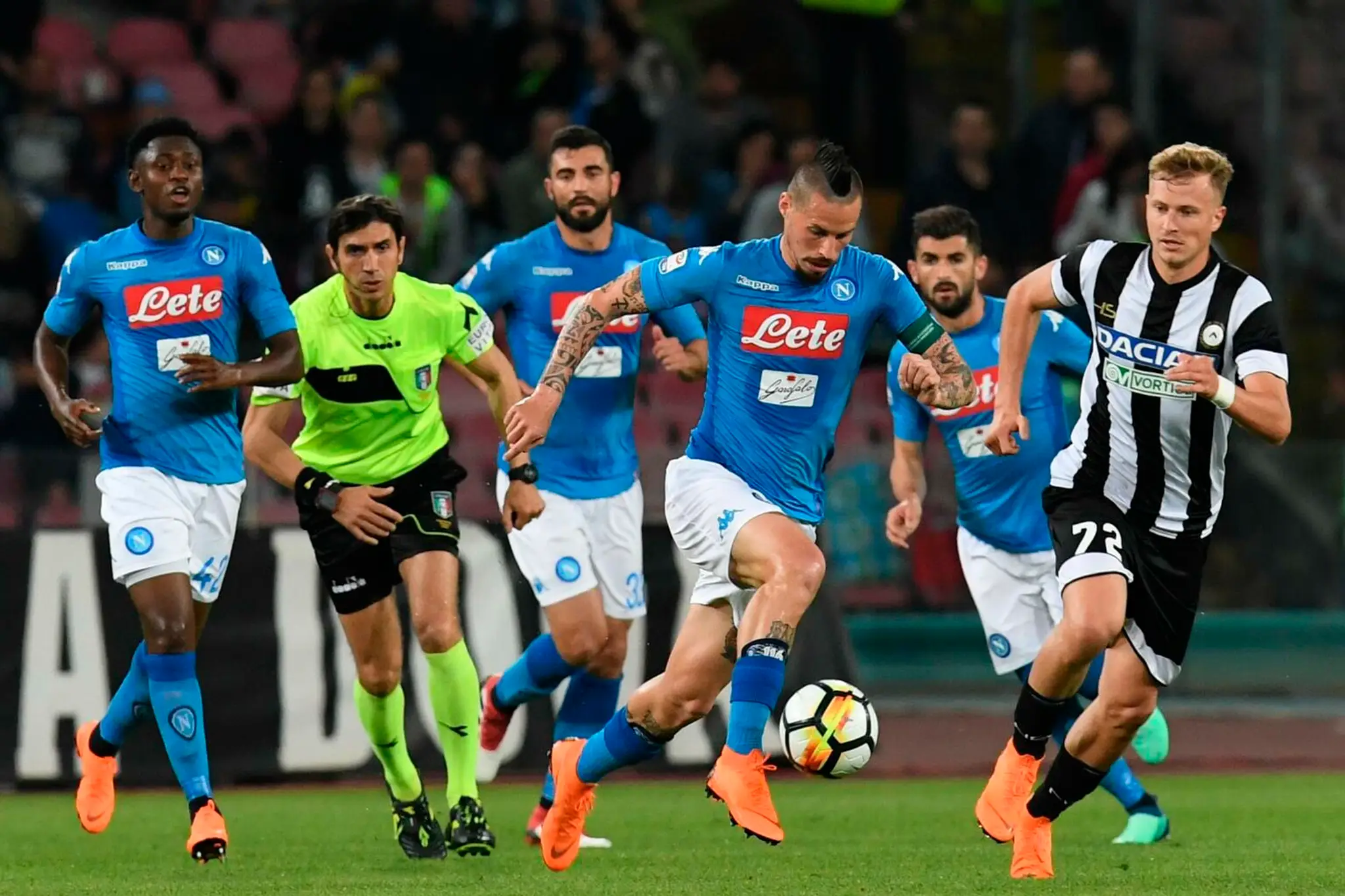 Marek Hamšík s loptou počas zápasu Serie A Neapol - Udinese.