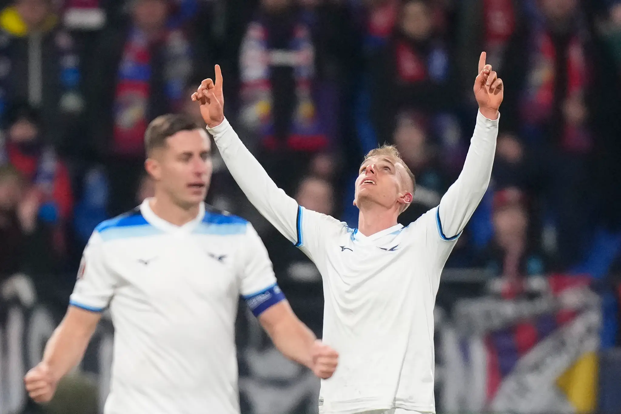 Hráč Lazia Rím Gustav Isaksen (vpravo) sa raduje z gólu.