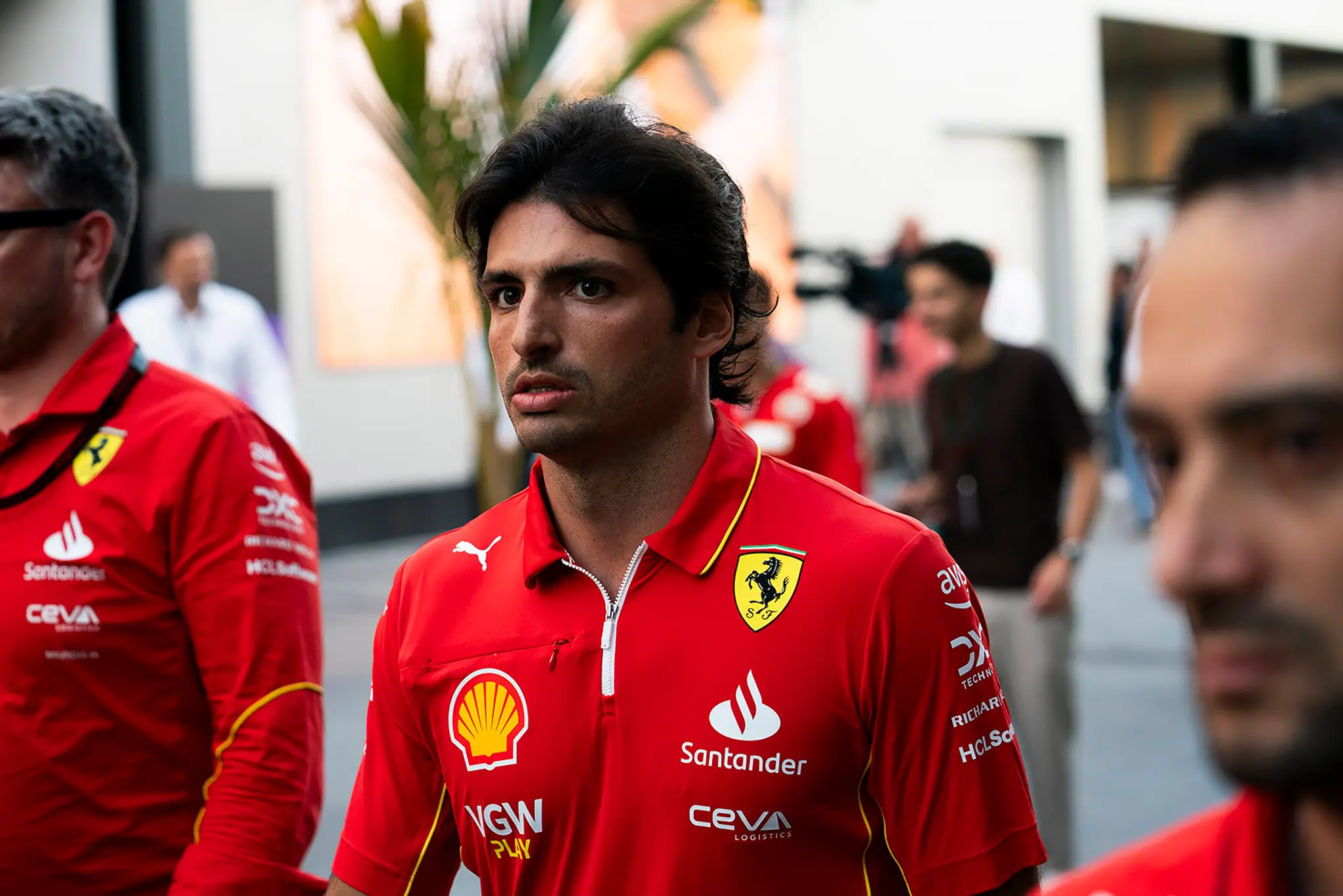 Na okruhu sa objavil aj Carlos Sainz z tímu Ferrari.