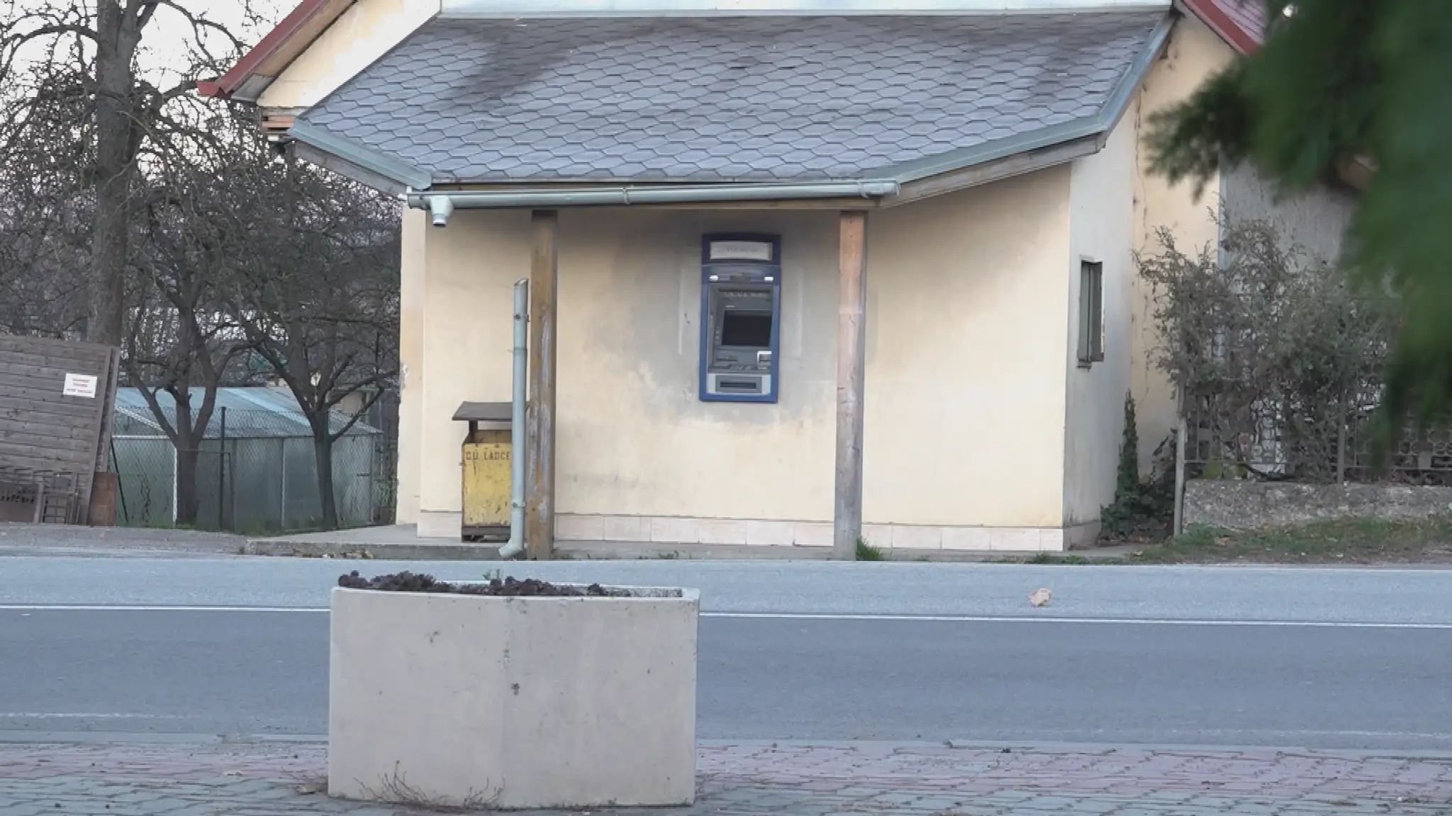 Vybielený bankomat v Ladcoch.