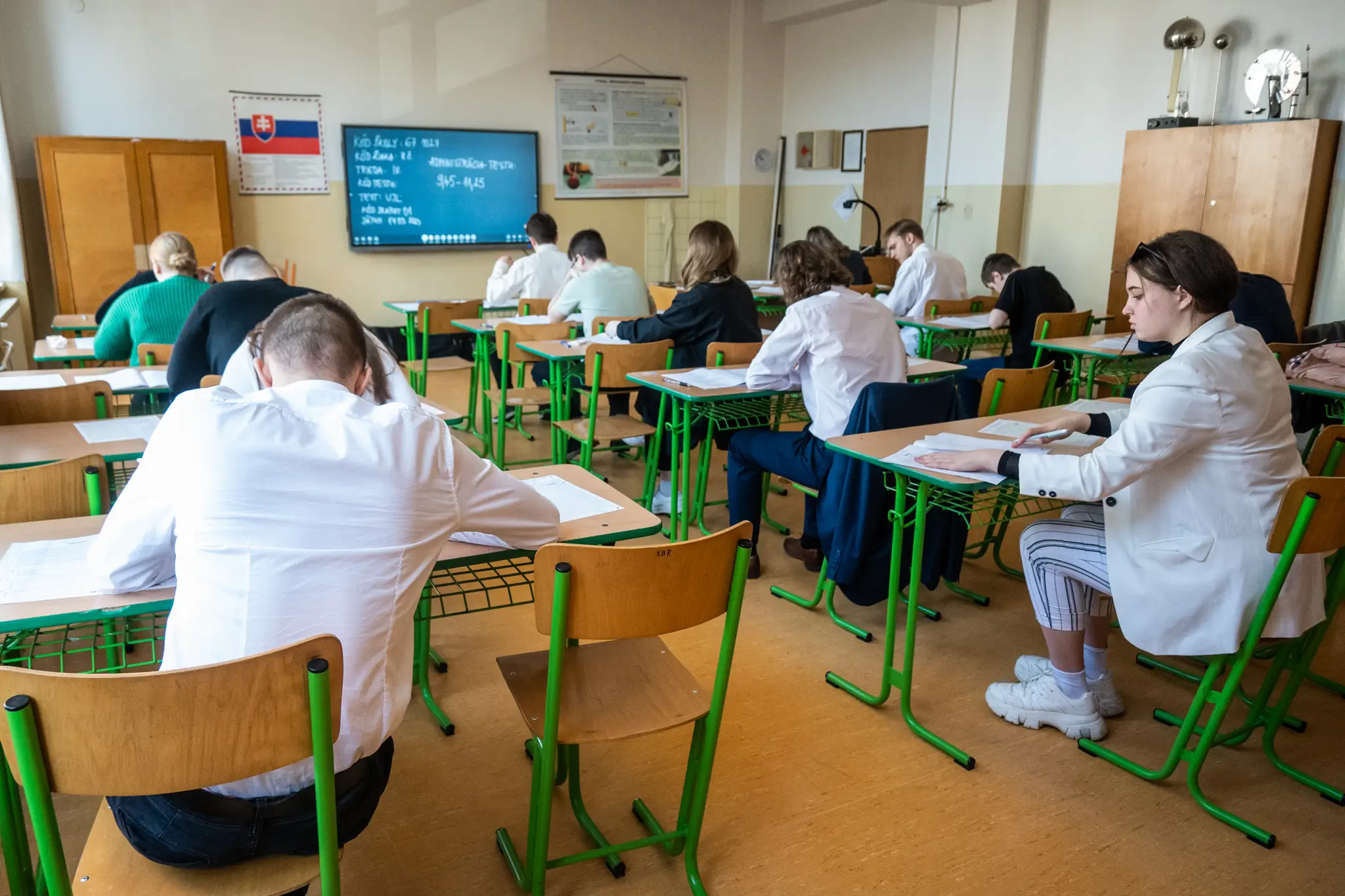 Žiaci píšu maturitný test.