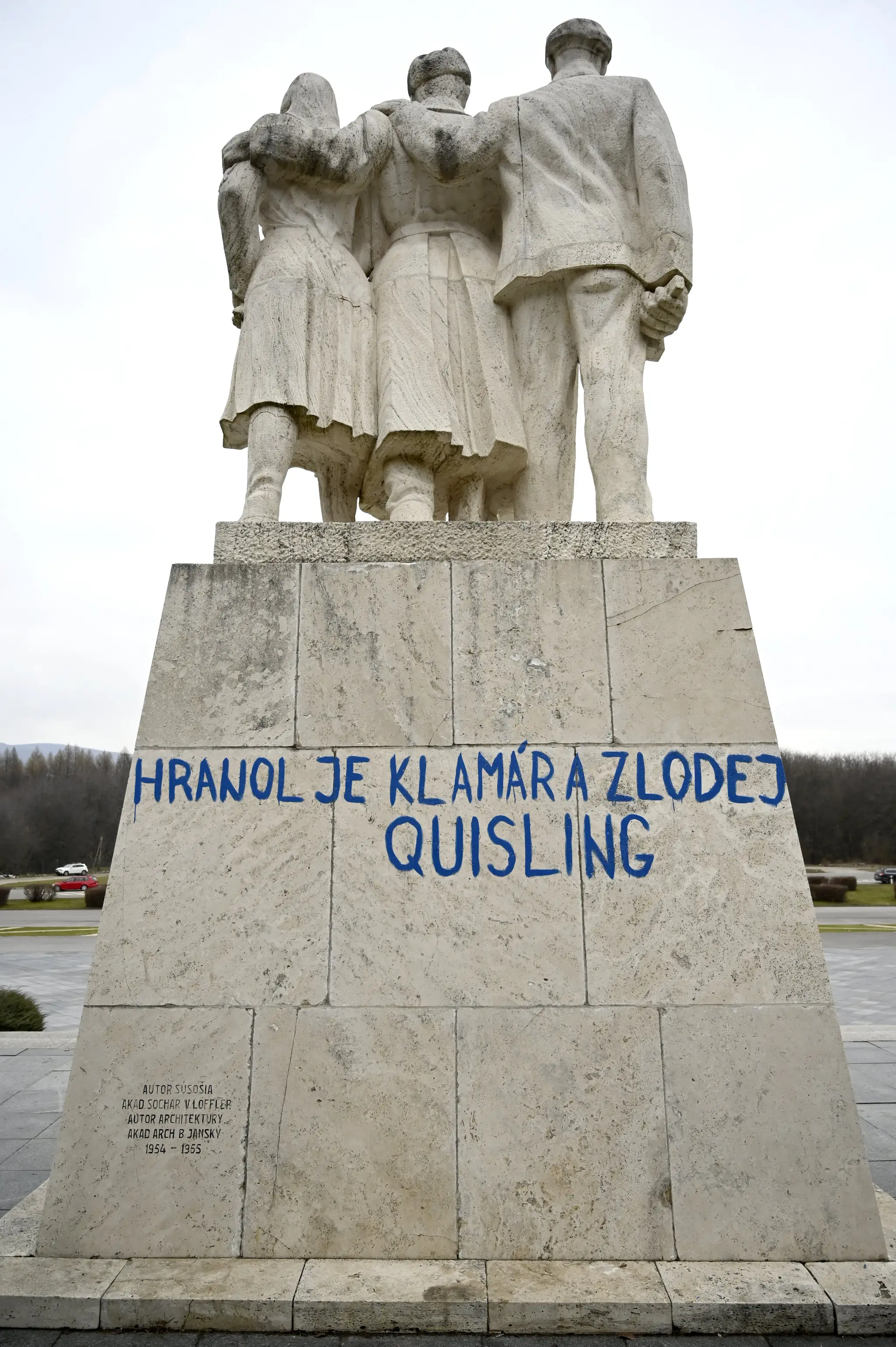 Na snímke Pamätník oslobodenia a víťazstva v Dargovskom priesmyku, ktorý bol pomaľovaný vulgárnymi nápismi