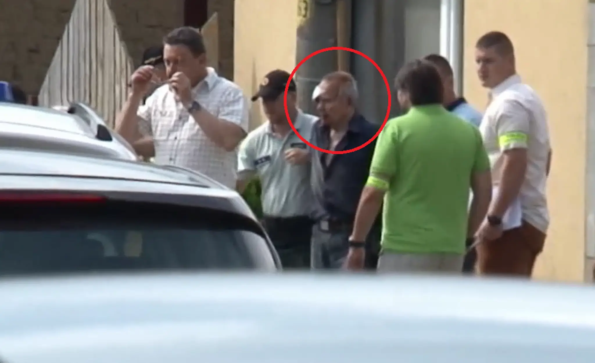 Údajného strelca odvádza polícia