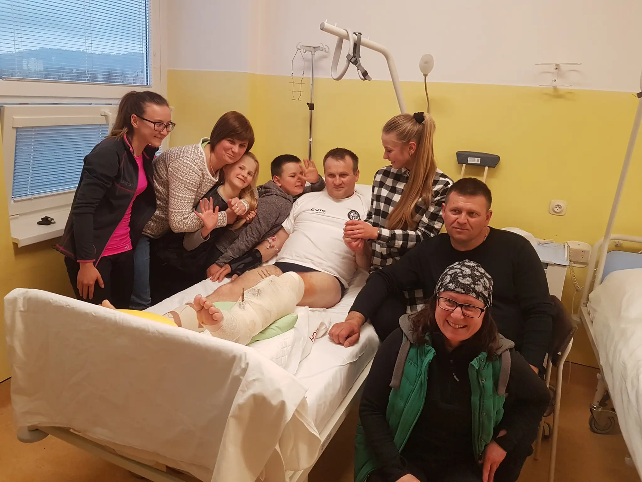 Muž z odťahovej služby s najlbližšími.
