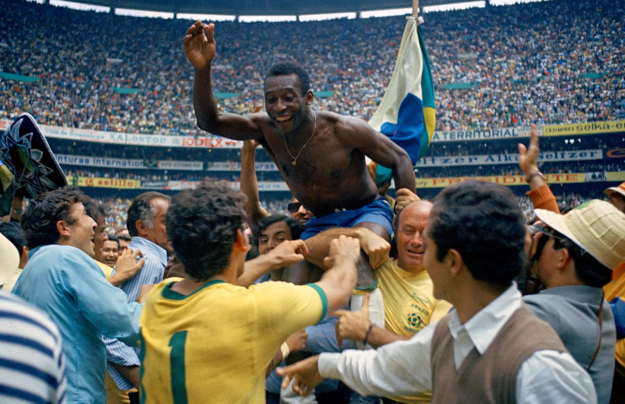 Pelého nosia na rukách spoluhráči po víťaznom finále na MS v Mexiku 1970.