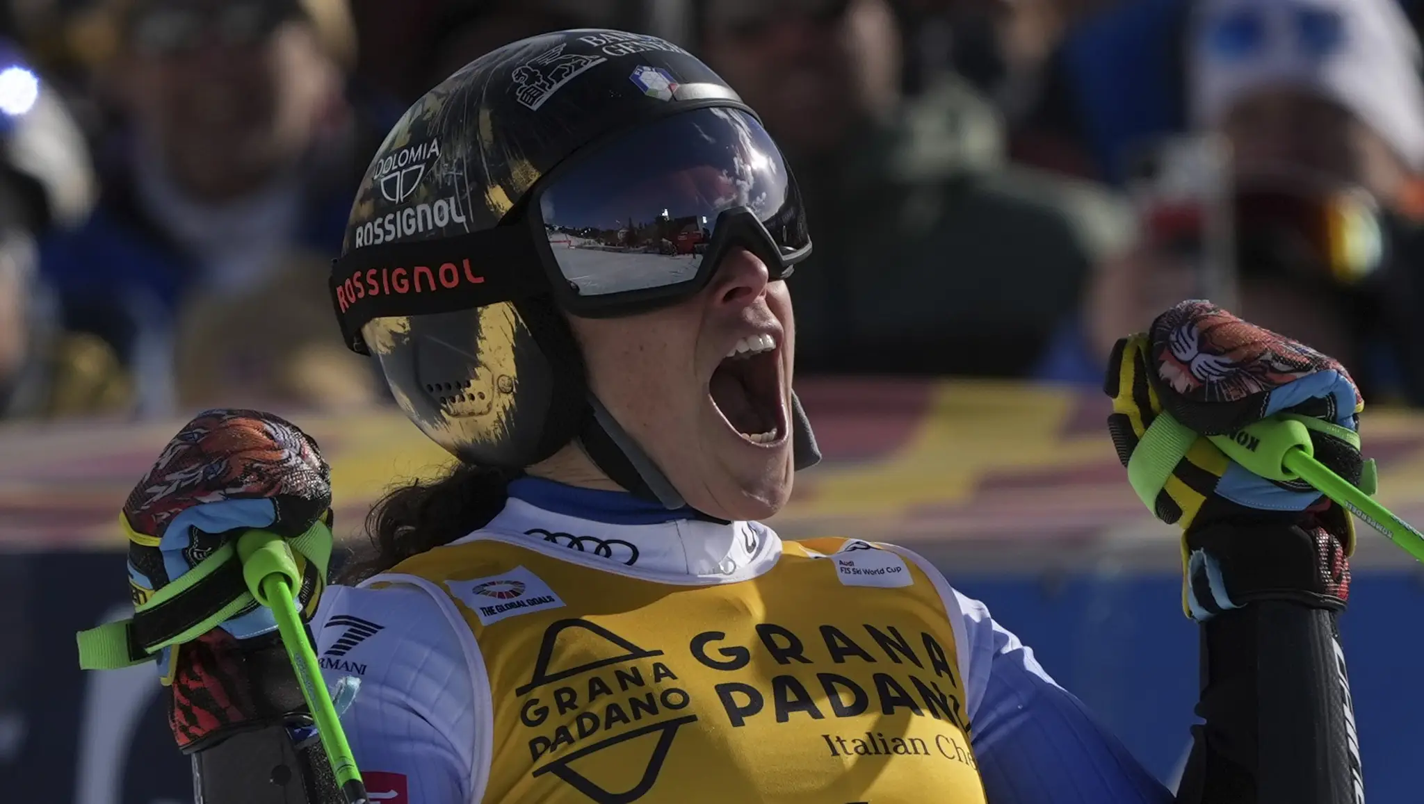 Talianska lyžiarka Federica Brignoneová sa teší v cieli  z triumfu v obrovskom slalome Svetového pohára vo švédskom Are.