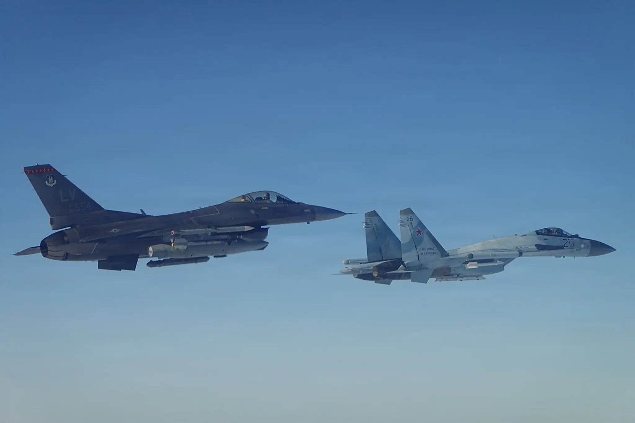 Ilustračná fotografia. F-16 vyslaná k stíhačke F-35