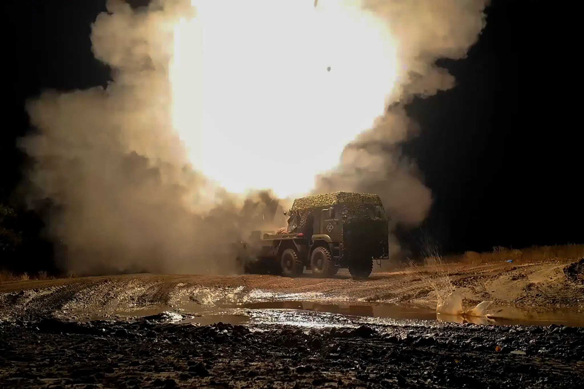 Na snímke z videa zverejnenej ruským ministerstvom obrany ruský raketový útok na Ukrajinu z neznámeho miesta na UKrajine.