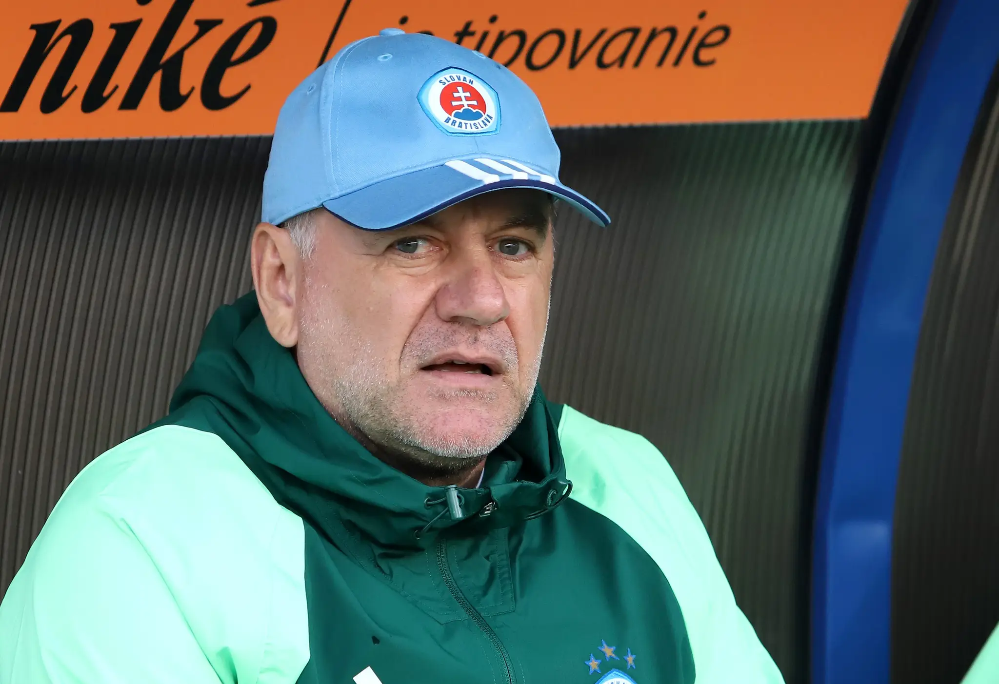Hlavný tréner ŠK Slovan Bratislava Vladimír Weiss počas dohrávky 5. kola Niké ligy na pôde Ružomberka.