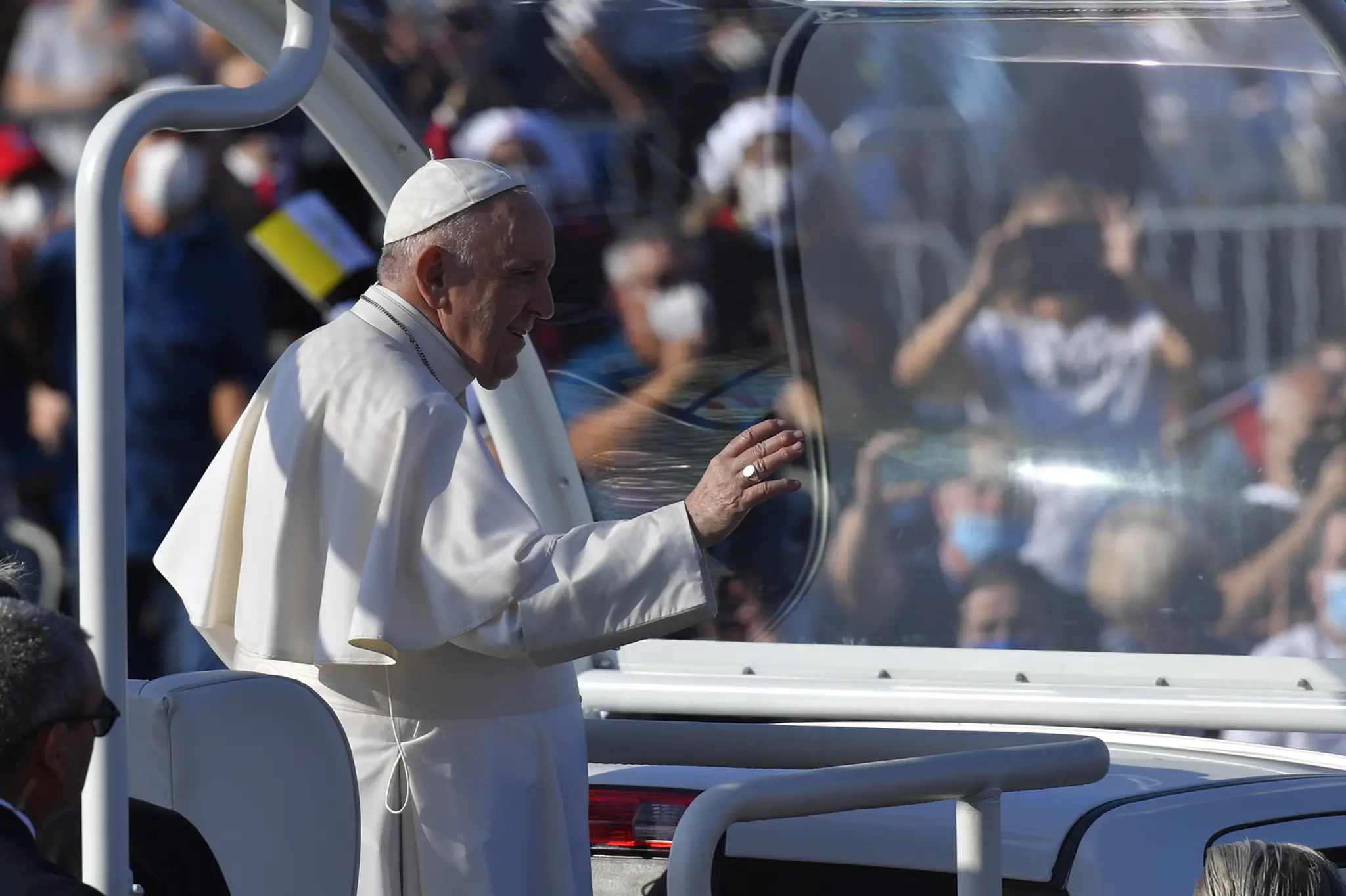 Pápež v papamobile prechádza medzi veriacimi v Šaštíne