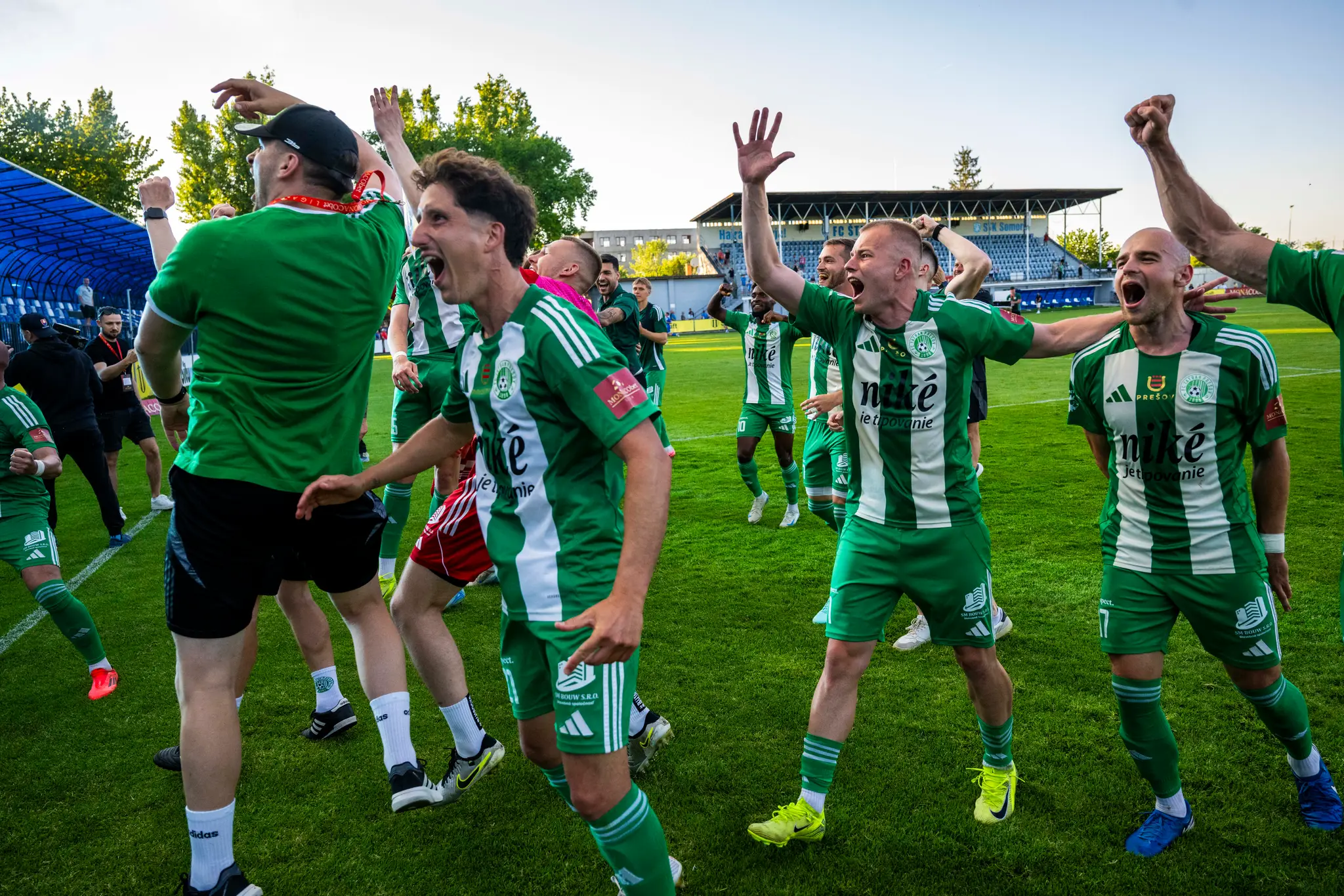 Na snímke radosť hráčov FC Tatran Prešov po víťazstve a postupe.