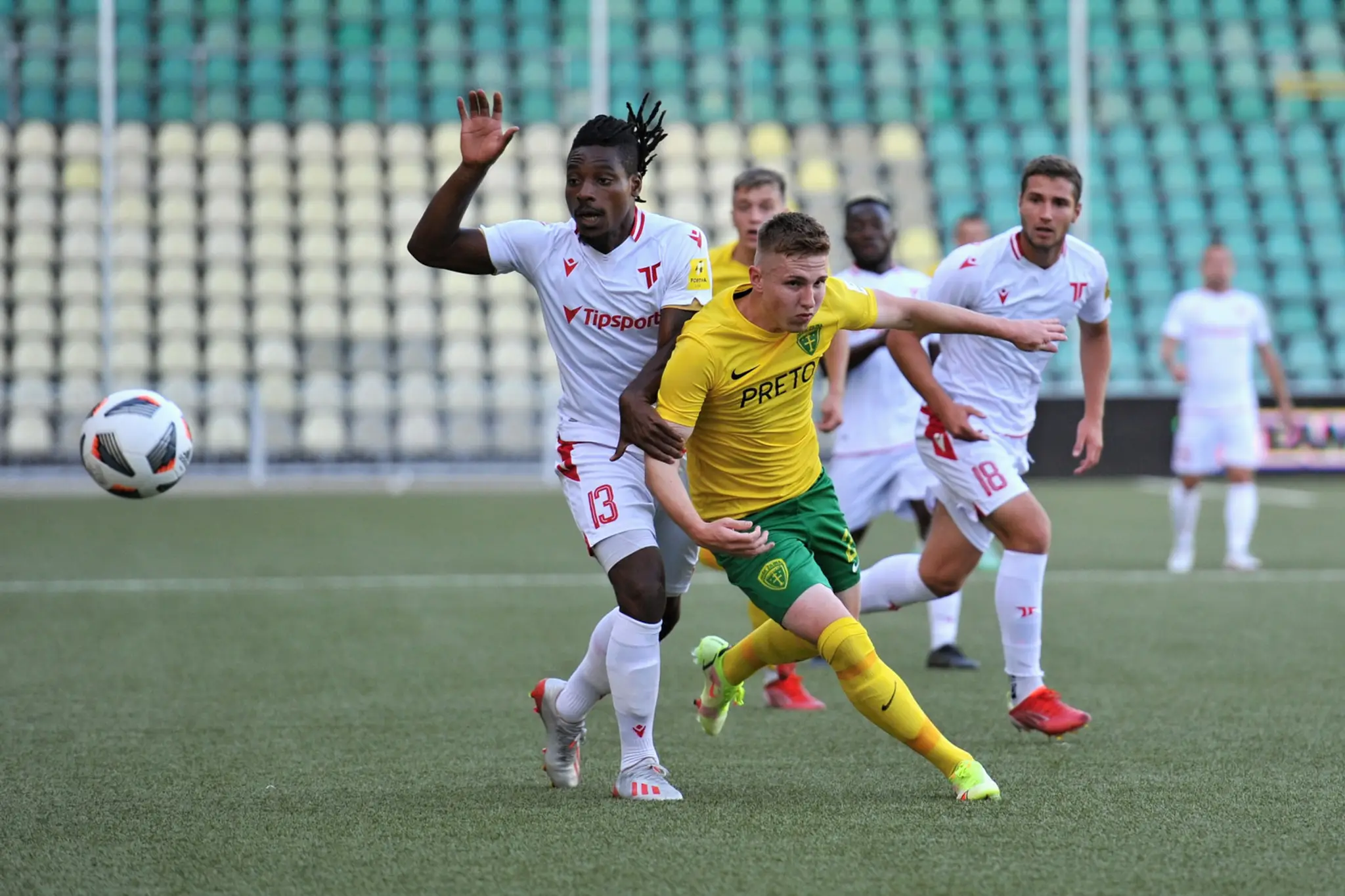 Zľava Kingsley Madu a vzadu vpravo Samuel Lavrinčík (Trenčín) a uprostred Tibor Slebodník (Žilina).