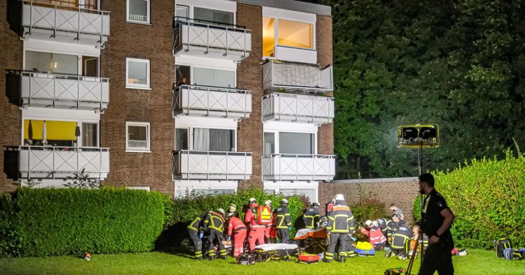 Záchranári na mieste zrúteného balkóna.