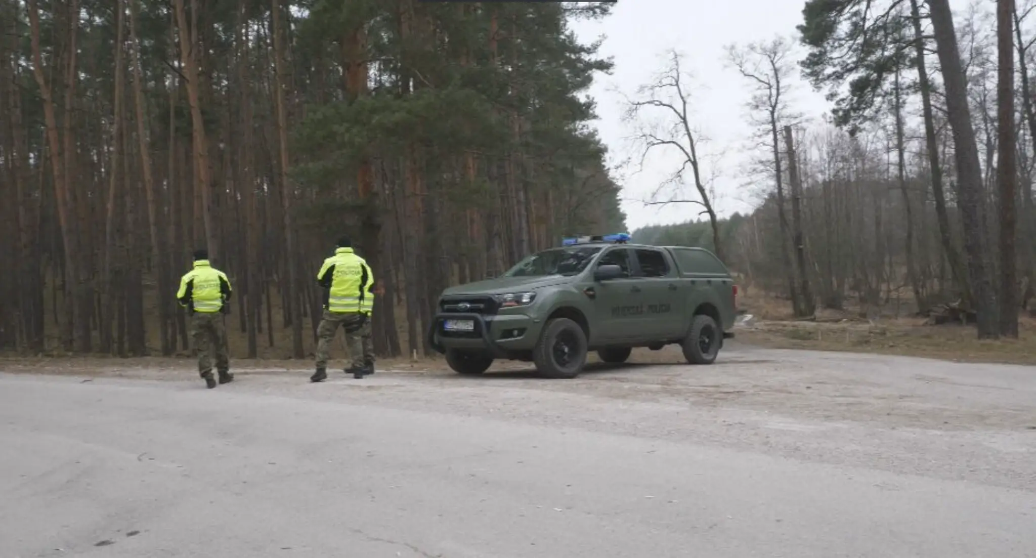 Vojenská polícia stráží cestu k mieste nehody