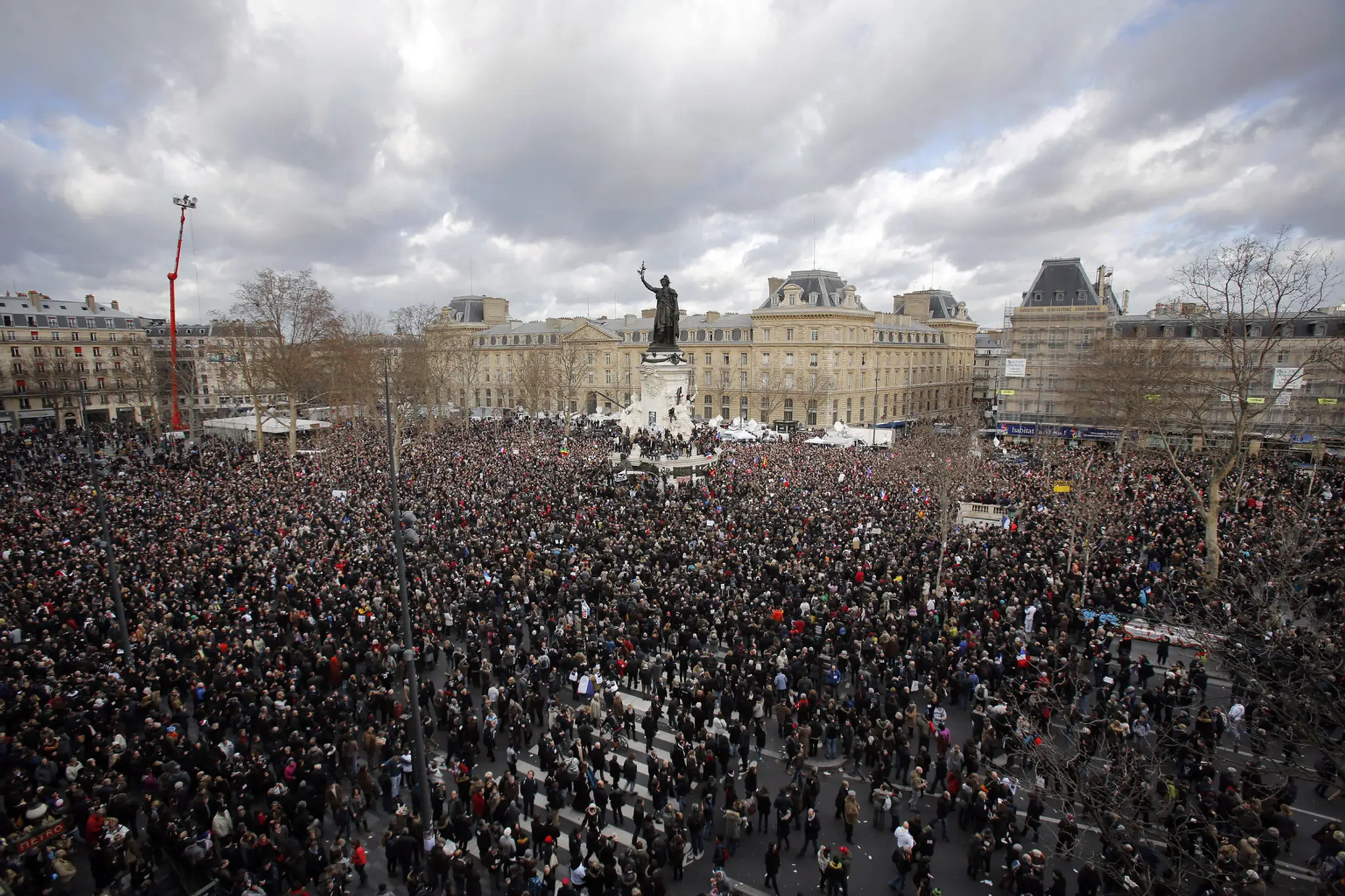 Dav ľudí sa zdromažďuje na Námestí Republiky v Paríži pred celonárodným pochodom úcty pre obete útokov v Paríži a okolí.