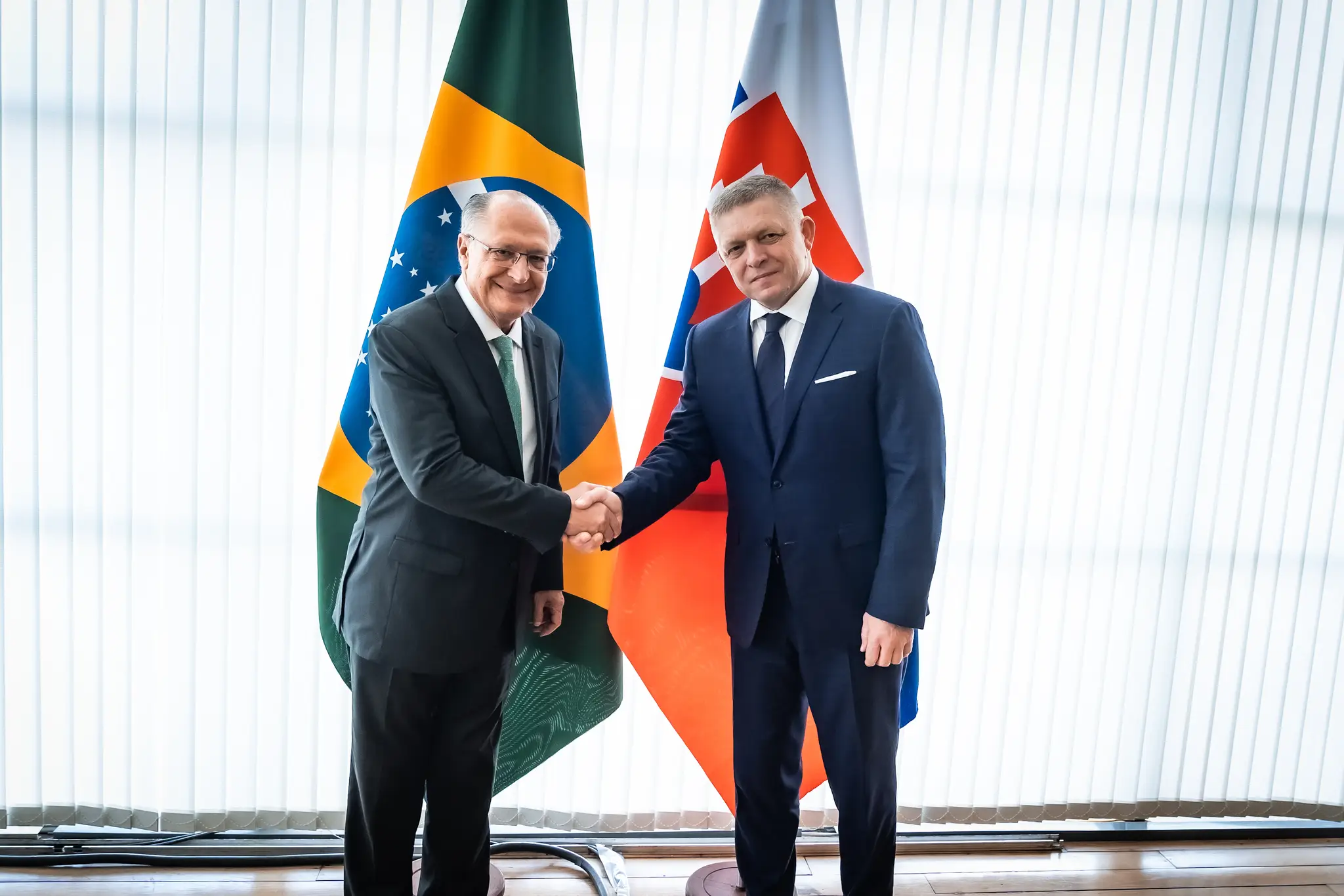 Na snímke vľavo slovenský premiér Robert Fico a viceprezident Brazílie Gerald Alckmin si podávajú ruky v hlavnom meste najväčšej juhoamerickej krajiny.
