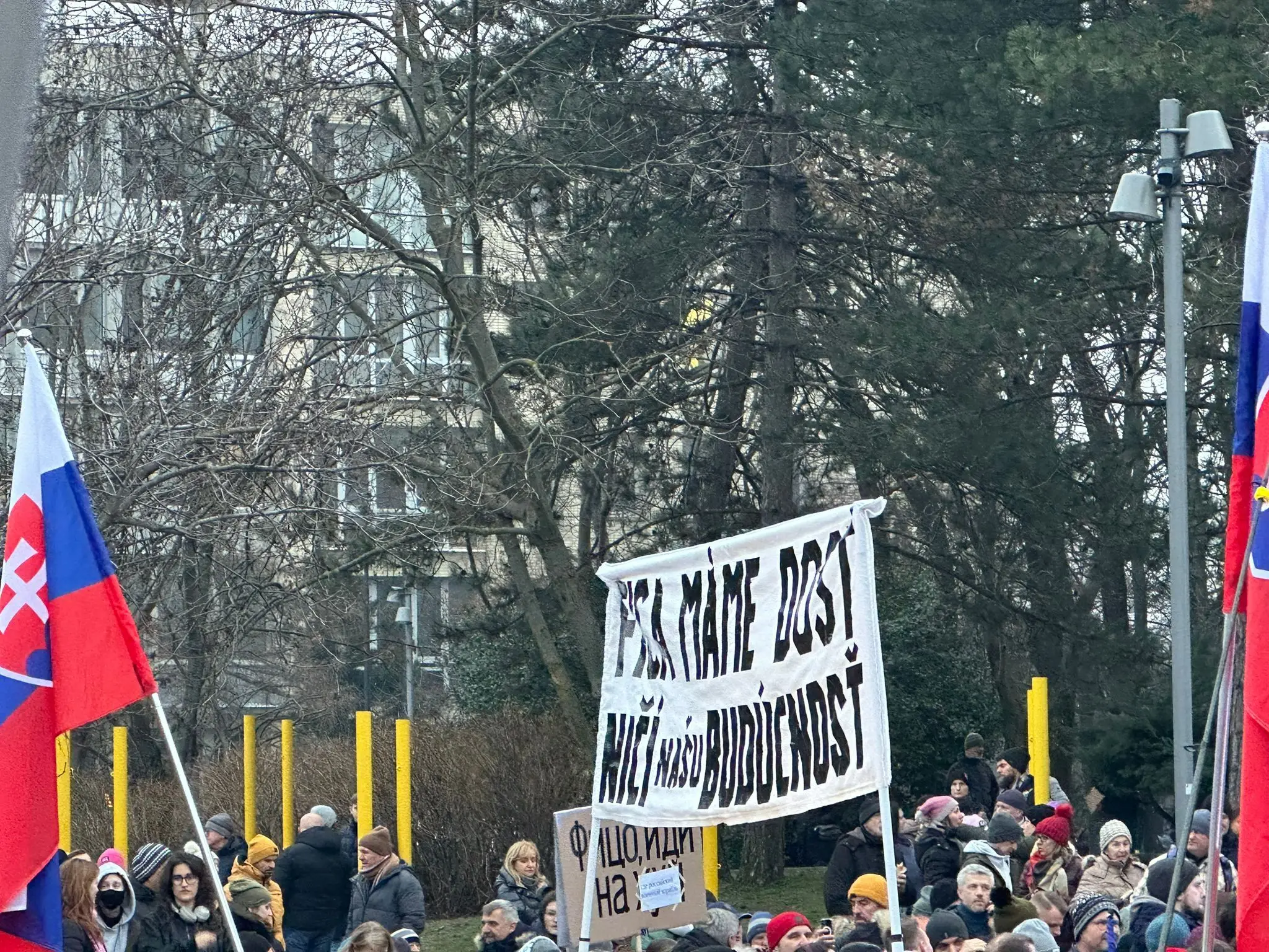Ľudia s banerom na proteste