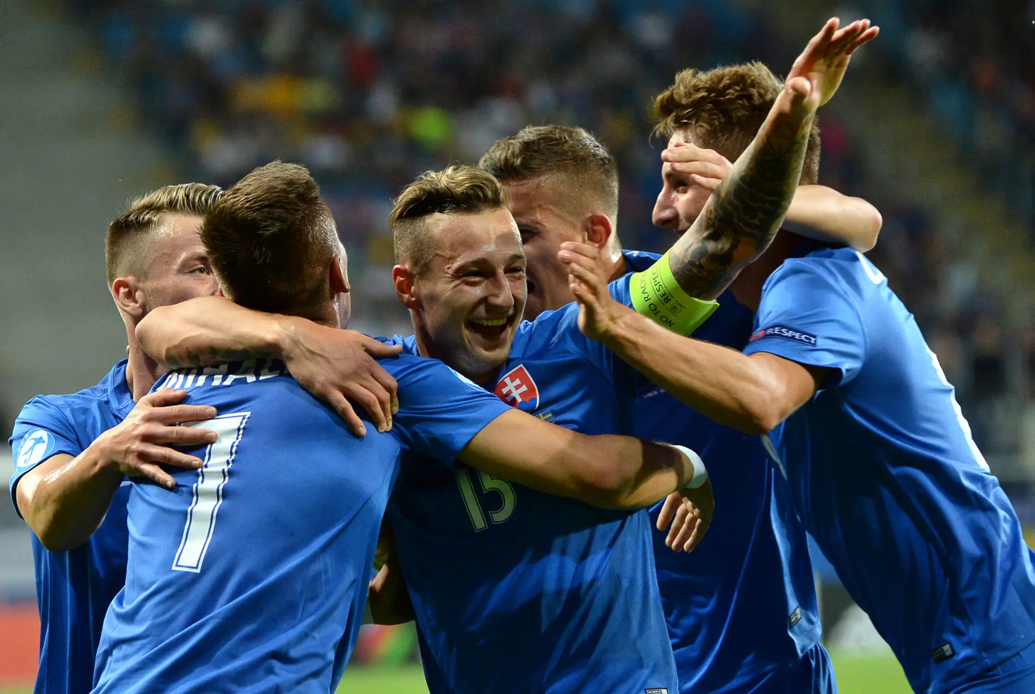 Radosť slovenských hráčov po góle Jaroslava Mihalíka v zápase ME 21 proti Švédsku.