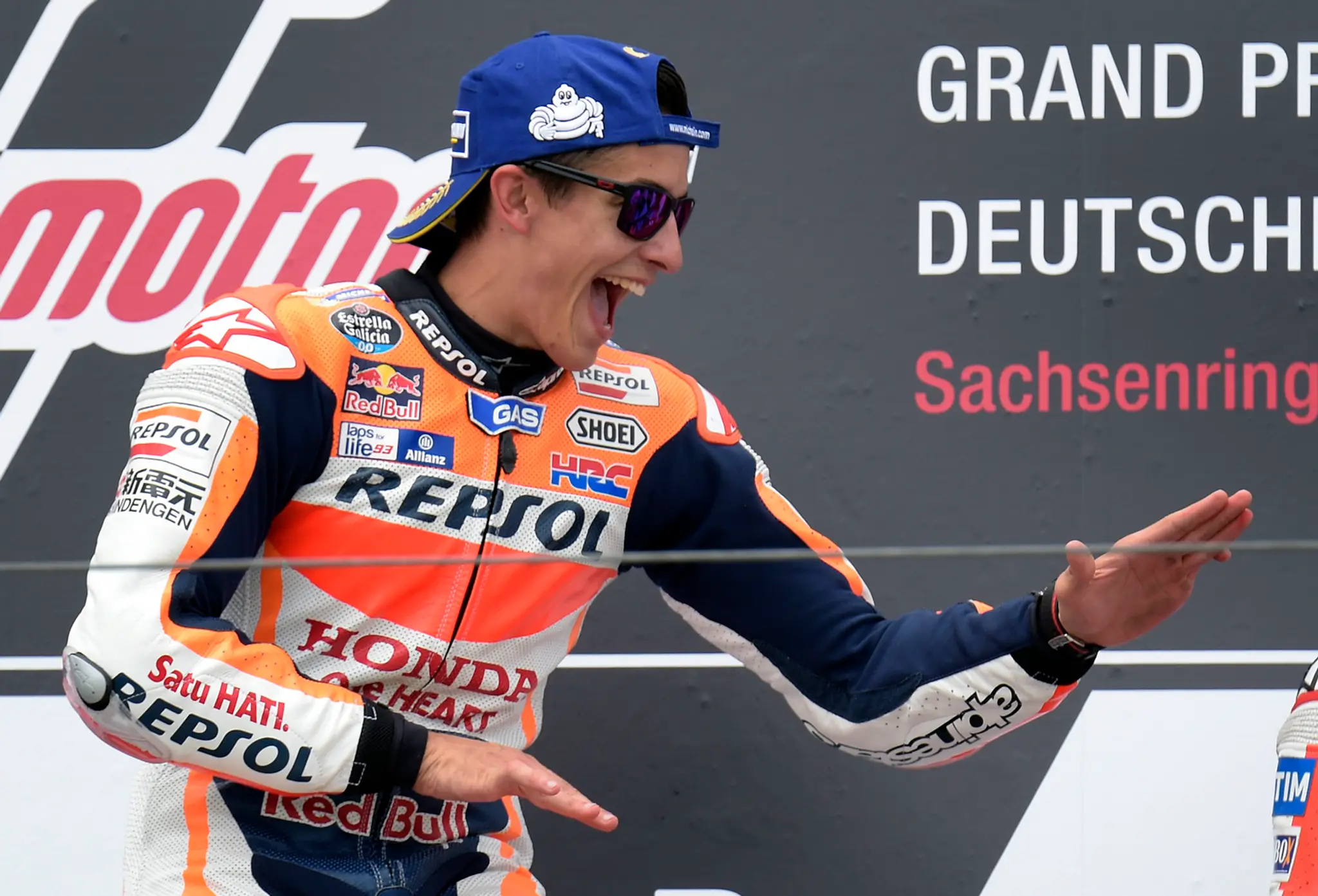 Marc Marquez oslavuje víťazstvo v triede MotoGP na Veľkej cene Nemecka.